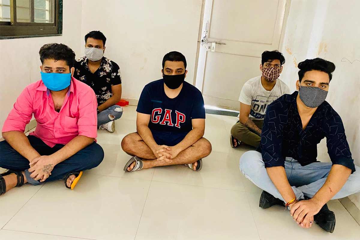 હરીન માત્રાવડિયા, રાજકોટ : શહેરમાં અગાઉ પણ વિદેશી નાગરિકો સાથે છેતરપિંડી કરતા કોલ સેન્ટરો પકડાઇ ચૂક્યા છે, ત્યારે હવે રાજકોટ ક્રાઇમ બ્રાન્ચે સૌરાષ્ટ્રના અત્યાર સુધીના સૌથી મોટા કોલ સેન્ટરને ચલાવતી ગેંગ ઝડપી પાડી છે. પોલીસે આ ગેંગના નવ આરોપીઓની ધરપકડ કરી છે. આ ગેંગનો મુખ્ય સૂત્રધાર દેવેન્દ્ર ઉર્ફે નેનોની શોધખોળ શરૂ કરી છે. આ લોકો અમેરિકન નાગરિકોને ફોન કરીને તેમનો સોશિયલ સિક્યોરિટી નંબર બ્લોક કરવાની ધમકી આપીને પૈસા પડાવતા હતા. આ માટે તેઓ એક સાથે પાંચ-છ હજાર લોકોનો વોઇસ મેસેજ મોકલતા હતા અને ખાસ સોફ્ટવેરનો ઉપયોગ કરતા હતા. હરીન માત્રાવડિયા, રાજકોટ : શહેરમાં અગાઉ પણ વિદેશી નાગરિકો સાથે છેતરપિંડી કરતા કોલ સેન્ટરો પકડાઇ ચૂક્યા છે, ત્યારે હવે રાજકોટ ક્રાઇમ બ્રાન્ચે સૌરાષ્ટ્રના અત્યાર સુધીના સૌથી મોટા કોલ સેન્ટરને ચલાવતી ગેંગ ઝડપી પાડી છે. પોલીસે આ ગેંગના નવ આરોપીઓની ધરપકડ કરી છે. આ ગેંગનો મુખ્ય સૂત્રધાર દેવેન્દ્ર ઉર્ફે નેનોની શોધખોળ શરૂ કરી છે. આ લોકો અમેરિકન નાગરિકોને ફોન કરીને તેમનો સોશિયલ સિક્યોરિટી નંબર બ્લોક કરવાની ધમકી આપીને પૈસા પડાવતા હતા. આ માટે તેઓ એક સાથે પાંચ-છ હજાર લોકોનો વોઇસ મેસેજ મોકલતા હતા અને ખાસ સોફ્ટવેરનો ઉપયોગ કરતા હતા.