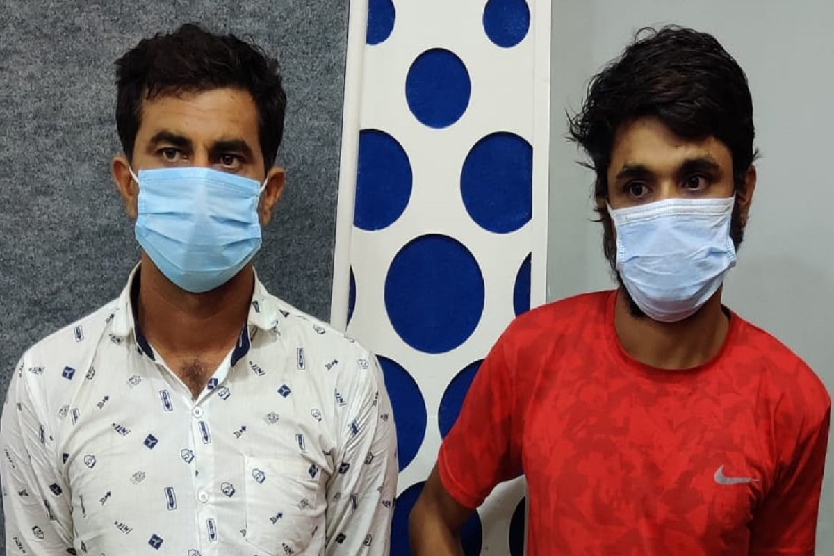અંકિત પોપટ, રાજકોટ : રાજકોટમાં બે શખ્સો હત્યાને અંજામ આપે તે પહેલા જ પોલીસે ઝડપી પાડ્યા છે. આ બંન્ને શખ્સો પોરબંદર હાઇ વે પરથી રાજકોટ તરફ આવી રહ્યા હતા તે દરમિયાન પોલીસે તેમને ઘાતક હથિયાર સાથે ઝડપી પાડ્યા હતા. અંકિત પોપટ, રાજકોટ : રાજકોટમાં બે શખ્સો હત્યાને અંજામ આપે તે પહેલા જ પોલીસે ઝડપી પાડ્યા છે. આ બંન્ને શખ્સો પોરબંદર હાઇ વે પરથી રાજકોટ તરફ આવી રહ્યા હતા તે દરમિયાન પોલીસે તેમને ઘાતક હથિયાર સાથે ઝડપી પાડ્યા હતા.