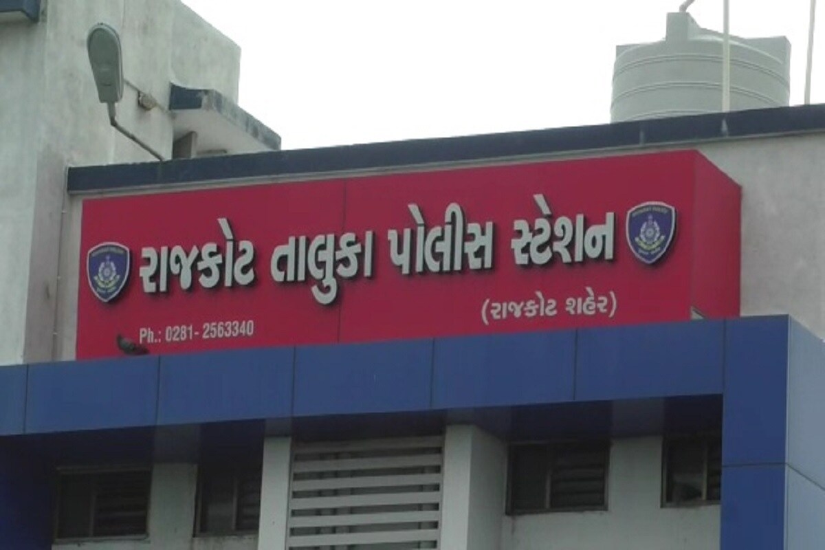ત્યારે હાલ નેન્સીના માતા-પિતાની પૂછપરછ શરૂ કરવામાં આવી છે તો સાથોસાથ આજુબાજુમાં રહેતા લોકો તેમ જ નેન્સીના માતા-પિતા સાથે કામ કરતા લોકોના પણ નિવેદન નોંધવામાં આવી રહ્યા છે. નેન્સીના પિતા પુનિત નગર વાવડી રોડ પર નવા બની રહેલા વ્રુંદાવન ગ્રીન સીટીની સાઇટ પર રહી મજૂરીકામ કરે છે તેઓ દાહોદ ગરબાડાના નીમસ ગામના રહેવાસી છે. ત્યારે હાલ નેન્સીના માતા-પિતાની પૂછપરછ શરૂ કરવામાં આવી છે તો સાથોસાથ આજુબાજુમાં રહેતા લોકો તેમ જ નેન્સીના માતા-પિતા સાથે કામ કરતા લોકોના પણ નિવેદન નોંધવામાં આવી રહ્યા છે. નેન્સીના પિતા પુનિત નગર વાવડી રોડ પર નવા બની રહેલા વ્રુંદાવન ગ્રીન સીટીની સાઇટ પર રહી મજૂરીકામ કરે છે તેઓ દાહોદ ગરબાડાના નીમસ ગામના રહેવાસી છે.
