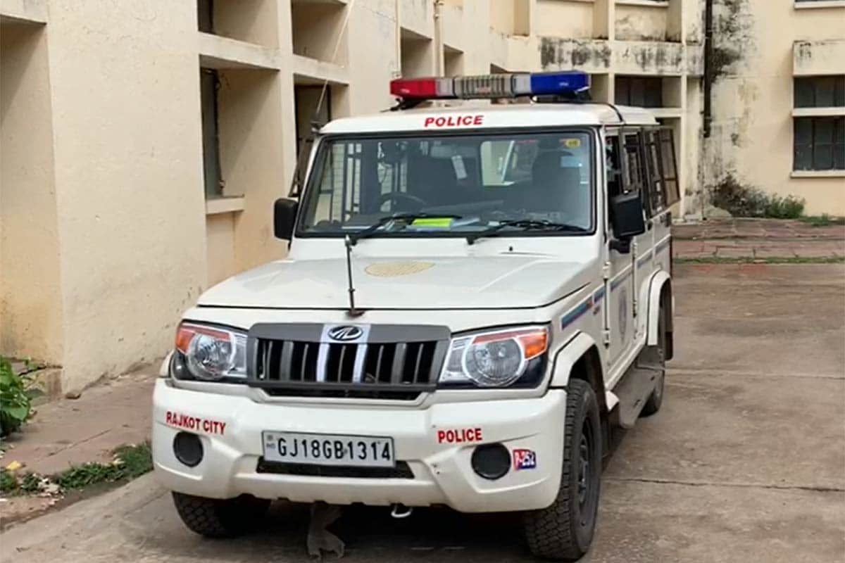 શહેરના ગ્રાંધીગ્રામ શાહનગર-4 ખાતે રહેતા ગોપાલભાઈ નકુમે તેની સગી દીકરી ઇલા નકુમને માથામાં લાકડાનો ધોકો ફટકારી દીધો હતો. ગોપાલભાઈના પાડોશમાં રહેતા વ્યક્તિએ આ અંગેની જાણ 108ને કરી હતી. જે બાદમાં ઇલાને બેભાન અવસ્થામાં હૉસ્પિટલ ખસેડવામાં આવી હતી. હૉસ્પિટલ ખાતે સારવાર દરમિયાન ઇલાએ દમ તોડી દીધો હતો. દીકરીના માથામાં લાકડાનો ધોકો માર્યા બાદ પિતા ફરાર થઈ ગયો હતો. આ મામલે પોલીસને જાણ કરવામાં આવી હતી. પોલીસે ફરાર ગોપાલની ધરપકડ કરીને તેની પૂછપરછ કરી હતી. શહેરના ગ્રાંધીગ્રામ શાહનગર-4 ખાતે રહેતા ગોપાલભાઈ નકુમે તેની સગી દીકરી ઇલા નકુમને માથામાં લાકડાનો ધોકો ફટકારી દીધો હતો. ગોપાલભાઈના પાડોશમાં રહેતા વ્યક્તિએ આ અંગેની જાણ 108ને કરી હતી. જે બાદમાં ઇલાને બેભાન અવસ્થામાં હૉસ્પિટલ ખસેડવામાં આવી હતી. હૉસ્પિટલ ખાતે સારવાર દરમિયાન ઇલાએ દમ તોડી દીધો હતો. દીકરીના માથામાં લાકડાનો ધોકો માર્યા બાદ પિતા ફરાર થઈ ગયો હતો. આ મામલે પોલીસને જાણ કરવામાં આવી હતી. પોલીસે ફરાર ગોપાલની ધરપકડ કરીને તેની પૂછપરછ કરી હતી.