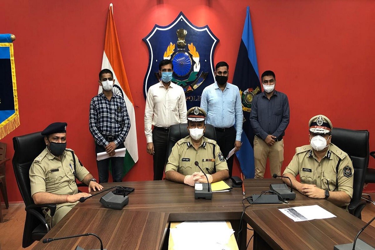 જે પ્રેસ કોન્ફરન્સમાં કમિશનર મનોજ અગ્રવાલે જણાવ્યું હતું કે, ઇમરાન 15 વર્ષની નાની ઉંમરથી જ વાહન ચોરી તેમજ ગુનાખોરીની દુનિયામાં જુદા જુદા ગુનાઓને અંજામ આપતો થઈ ગયો હતો. જે મામલે તે અનેક વખત પોલીસ ચોપડે ચડતા તે સગીર હોવાના કારણે તેને જુવેનાઈલ એક્ટના કારણે ઓબ્ઝર્વેશન હોમમાં રાખવામાં આવતો હતો. ઇમરાન જ્યારે સગીર વયનો હતો ત્યારે તેના વિરુદ્ધ 46 જેટલા ગુનાઓ પોલીસ ચોપડે નોંધાયા હતા. જે પ્રેસ કોન્ફરન્સમાં કમિશનર મનોજ અગ્રવાલે જણાવ્યું હતું કે, ઇમરાન 15 વર્ષની નાની ઉંમરથી જ વાહન ચોરી તેમજ ગુનાખોરીની દુનિયામાં જુદા જુદા ગુનાઓને અંજામ આપતો થઈ ગયો હતો. જે મામલે તે અનેક વખત પોલીસ ચોપડે ચડતા તે સગીર હોવાના કારણે તેને જુવેનાઈલ એક્ટના કારણે ઓબ્ઝર્વેશન હોમમાં રાખવામાં આવતો હતો. ઇમરાન જ્યારે સગીર વયનો હતો ત્યારે તેના વિરુદ્ધ 46 જેટલા ગુનાઓ પોલીસ ચોપડે નોંધાયા હતા.