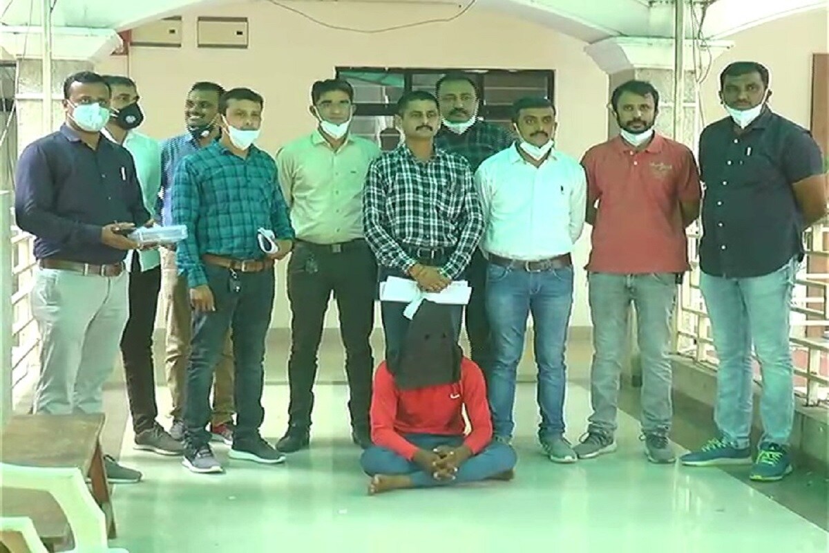 અંકિત પોપટ, રાજકોટઃ રાજકોટ ક્રાઇમ બ્રાન્ચે (Rajkot crime branch) એવા શખ્સની ધરપકડ કરી છે જેની ઉંમર તો માત્ર 19 છે. પરંતુ તેને આચરેલા ગુનાઓની સંખ્યા તેના ઉંમર વર્ષની સંખ્યા કરતા વધુ છે. ત્યારે રાજકોટ ક્રાઇમ બ્રાન્ચે મહેસાણાથી (Mehsana) ભાગ્યા બાદ લૂંટ ચોરી સહિતના ગુનાઓને અંજામ આપનારા નામચીન ઇમરાન ઉર્ફે ઇમલાની ધરપકડ કરી છે. અંકિત પોપટ, રાજકોટઃ રાજકોટ ક્રાઇમ બ્રાન્ચે (Rajkot crime branch) એવા શખ્સની ધરપકડ કરી છે જેની ઉંમર તો માત્ર 19 છે. પરંતુ તેને આચરેલા ગુનાઓની સંખ્યા તેના ઉંમર વર્ષની સંખ્યા કરતા વધુ છે. ત્યારે રાજકોટ ક્રાઇમ બ્રાન્ચે મહેસાણાથી (Mehsana) ભાગ્યા બાદ લૂંટ ચોરી સહિતના ગુનાઓને અંજામ આપનારા નામચીન ઇમરાન ઉર્ફે ઇમલાની ધરપકડ કરી છે.