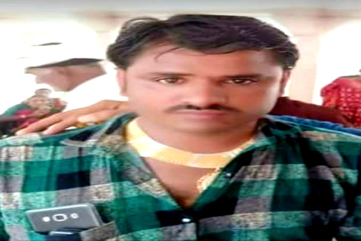 હરિન માત્રાવાડિયા, રાજકોટ : રંગીલા રાજકોટમાં (Rajkot) એક જ અઠવાડિયામાં બીજો હત્યાનો (Murder) બનાવ સામે આવ્યો છે. બે દિવસ પહેલા પિતાના હાથે પુત્રી ન હત્યા થઈ હતી અને આજે રાજકોટના જૂના માર્કેટિંગ યાર્ડ ખાતે ઝઘડામાં વચ્ચે પડનારની હત્યાનો બનાવ સામે આવ્યો છે. અહીંયા નાસ્તાના પૈસાની બાબતે 6 શખ્સોને માથાકુટ થતા તેમણે ઝઘડો કર્યો હતો. આ ઝઘડામાં વચ્ચે પડેલા યુવાનના નસીબે મોત આવ્યું હતું હરિન માત્રાવાડિયા, રાજકોટ : રંગીલા રાજકોટમાં (Rajkot) એક જ અઠવાડિયામાં બીજો હત્યાનો (Murder) બનાવ સામે આવ્યો છે. બે દિવસ પહેલા પિતાના હાથે પુત્રી ન હત્યા થઈ હતી અને આજે રાજકોટના જૂના માર્કેટિંગ યાર્ડ ખાતે ઝઘડામાં વચ્ચે પડનારની હત્યાનો બનાવ સામે આવ્યો છે. અહીંયા નાસ્તાના પૈસાની બાબતે 6 શખ્સોને માથાકુટ થતા તેમણે ઝઘડો કર્યો હતો. આ ઝઘડામાં વચ્ચે પડેલા યુવાનના નસીબે મોત આવ્યું હતું