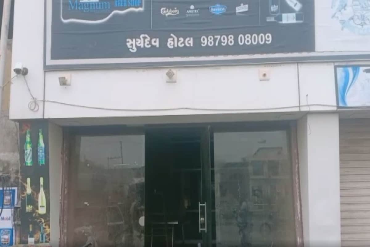 હાલ તો બી ડિવિઝન પોલીસ સમગ્ર મામલે કાર્યવાહી હાથ ધરી છે. પોલીસની પ્રાથમિક તપાસમાં જુના માર્કેટિંગ યાર્ડ પાછળ જશરાજનગરમાં રહેતા દિનેશભાઇ ફાંગલીયા (dinesh fangaliya) નામના યુવાન પર મોલડી ગામના રવિ ખાચર સહિત 6 શખ્સોએ છરીથી હુમલો કરી હત્યા કરી હોવાની બી ડિવિઝન પોલીસમાં ફરિયાદ નોંધાઇ છે. માર્કેટિંગ યાર્ડમાં માલ સામાન ખાલી કરવા આવેલા રવિ ખાચર અને તેના સાગરીતો યાર્ડમાં આવેલી ચામુંડા હોટલમાં નાસ્તો કરવા ગયા હતા. જે બાદ નાસ્તાના પૈસા આપવા બાબતે હોટલના માલિક અને રવિ ખાચરના સાગરિતો વચ્ચે બોલાચાલી થઈ હતી. હાલ તો બી ડિવિઝન પોલીસ સમગ્ર મામલે કાર્યવાહી હાથ ધરી છે. પોલીસની પ્રાથમિક તપાસમાં જુના માર્કેટિંગ યાર્ડ પાછળ જશરાજનગરમાં રહેતા દિનેશભાઇ ફાંગલીયા (dinesh fangaliya) નામના યુવાન પર મોલડી ગામના રવિ ખાચર સહિત 6 શખ્સોએ છરીથી હુમલો કરી હત્યા કરી હોવાની બી ડિવિઝન પોલીસમાં ફરિયાદ નોંધાઇ છે. માર્કેટિંગ યાર્ડમાં માલ સામાન ખાલી કરવા આવેલા રવિ ખાચર અને તેના સાગરીતો યાર્ડમાં આવેલી ચામુંડા હોટલમાં નાસ્તો કરવા ગયા હતા. જે બાદ નાસ્તાના પૈસા આપવા બાબતે હોટલના માલિક અને રવિ ખાચરના સાગરિતો વચ્ચે બોલાચાલી થઈ હતી.