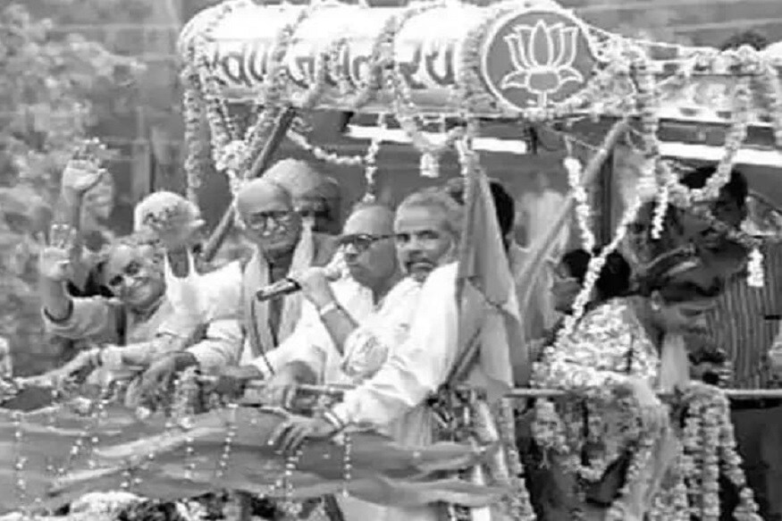 ન્યૂઝ 18 ગુજરાતી સાથેની વાતચીતમાં ભારતીય જનતા પાર્ટીના સૌરાષ્ટ્રના પ્રવક્તા રાજુ ધ્રુવે 1990માં નીકળેલી અડવાણીજીના નેતૃત્વવાળી રથયાત્રા વિશે જણાવ્યું હતું કે અડવાણીજીએ નેતૃત્વમાં રથયાત્રા નીકળી હતી. રથયાત્રાના શિલ્પી તે સમયના ગુજરાત ભાજપના સંગઠન મહામંત્રી તરીકે નરેન્દ્ર મોદી રહ્યા હતા. ગુજરાતમાં રથયાત્રા ક્યા ગામમાંથી પસાર થશે કેટલા તેમજ કયા કયા લોકોને અડવાણીજી સહિતના નેતાઓ મળશે, કઈ કઈ જગ્યાએ સભા થશે કઈ કઈ જગ્યાએ રથયાત્રા વિરામ લેશે તે સહિતની તમામ બાબતો ઝીણવટપૂર્વક નરેન્દ્ર મોદીએ ધ્યાનમાં રાખી હતી. તો સાથે જ તે સમયે કેન્દ્રમાં વી.પી.સિંઘની સરકાર હતી. જે સમયે બિહારના મુખ્યમંત્રી તરીકે લાલુ પ્રસાદ યાદવ હતા. આ સમયે લાલુ પ્રસાદ યાદવ તેમજ ઉત્તર પ્રદેશના મુલાયમસિંહ વચ્ચે એક હોડ જામી હતી કે અડવાણીજીની ધરપકડ યાત્રા દરમિયાન કોણ કરશે? આ સમયે ઉત્તર પ્રદેશના અયોધ્યા ખાતે યાત્રા સંપન્ન થાય તે પહેલાં જ અડવાણીજીની ધરપકડ બિહારના સમસ્તીપુર ખાતે કરવામાં આવી હતી. તો બીજી તરફ ઉત્તર પ્રદેશમાં કારસેવકો ઉપર જુલમ ગુજારવામાં આવ્યો હતો. તેમના પર ગોળીબાર કરવામાં આવ્યો હતો. ન્યૂઝ 18 ગુજરાતી સાથેની વાતચીતમાં ભારતીય જનતા પાર્ટીના સૌરાષ્ટ્રના પ્રવક્તા રાજુ ધ્રુવે 1990માં નીકળેલી અડવાણીજીના નેતૃત્વવાળી રથયાત્રા વિશે જણાવ્યું હતું કે અડવાણીજીએ નેતૃત્વમાં રથયાત્રા નીકળી હતી. રથયાત્રાના શિલ્પી તે સમયના ગુજરાત ભાજપના સંગઠન મહામંત્રી તરીકે નરેન્દ્ર મોદી રહ્યા હતા. ગુજરાતમાં રથયાત્રા ક્યા ગામમાંથી પસાર થશે કેટલા તેમજ કયા કયા લોકોને અડવાણીજી સહિતના નેતાઓ મળશે, કઈ કઈ જગ્યાએ સભા થશે કઈ કઈ જગ્યાએ રથયાત્રા વિરામ લેશે તે સહિતની તમામ બાબતો ઝીણવટપૂર્વક નરેન્દ્ર મોદીએ ધ્યાનમાં રાખી હતી. તો સાથે જ તે સમયે કેન્દ્રમાં વી.પી.સિંઘની સરકાર હતી. જે સમયે બિહારના મુખ્યમંત્રી તરીકે લાલુ પ્રસાદ યાદવ હતા. આ સમયે લાલુ પ્રસાદ યાદવ તેમજ ઉત્તર પ્રદેશના મુલાયમસિંહ વચ્ચે એક હોડ જામી હતી કે અડવાણીજીની ધરપકડ યાત્રા દરમિયાન કોણ કરશે? આ સમયે ઉત્તર પ્રદેશના અયોધ્યા ખાતે યાત્રા સંપન્ન થાય તે પહેલાં જ અડવાણીજીની ધરપકડ બિહારના સમસ્તીપુર ખાતે કરવામાં આવી હતી. તો બીજી તરફ ઉત્તર પ્રદેશમાં કારસેવકો ઉપર જુલમ ગુજારવામાં આવ્યો હતો. તેમના પર ગોળીબાર કરવામાં આવ્યો હતો.