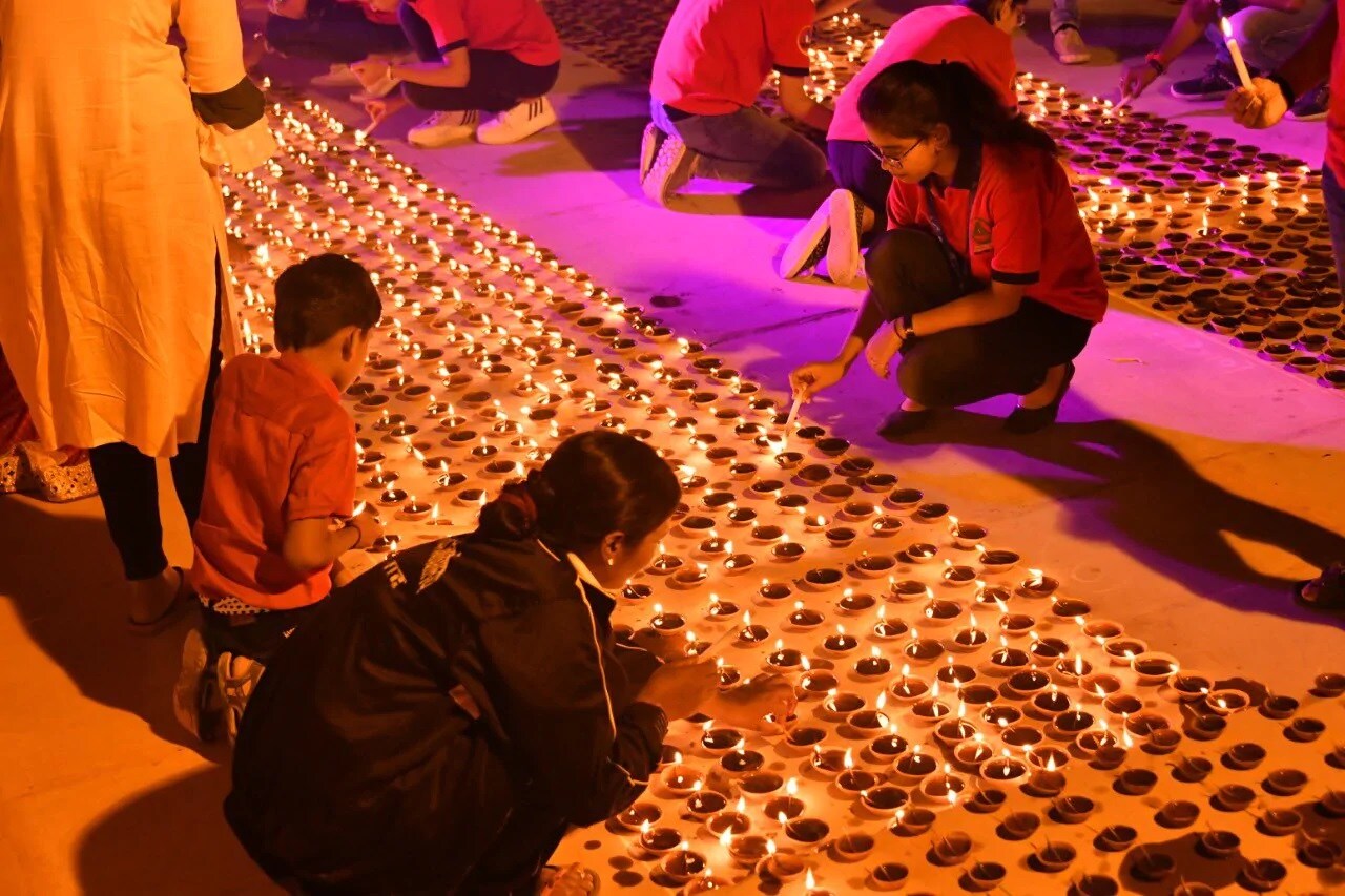 અયોધ્યા નગરીમાં મંગળવારે સૂર્યાસ્ત થવાની સાથે જ જગમગ રોશની હજારો દિવાડાના કારણે પ્રજવલિત થઇ હતી. અને સામાન્ય લોકો પણ આ દિવડા પ્રગટાવવાના કામમાં જોડાયા હતા. અયોધ્યા નગરીમાં મંગળવારે સૂર્યાસ્ત થવાની સાથે જ જગમગ રોશની હજારો દિવાડાના કારણે પ્રજવલિત થઇ હતી. અને સામાન્ય લોકો પણ આ દિવડા પ્રગટાવવાના કામમાં જોડાયા હતા.