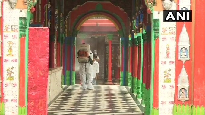 ઉલ્લેખનીય છે કે આ કાર્યક્રમમાં વડાપ્રધાન નરેન્દ્ર મોદી સમેત યોગી આદિત્યનાથ, રાજ્યપાલ આનંદીબેન પટેલ, ઉમા ભારતી સમેત અન્ય રાજ્યોના મુખ્યમંત્રી પણ હાજર રહેવાના છે. જે જોતા સુરક્ષા વ્યવસ્થાનો ખાસ ખ્યાલ રાખવામાં આવ્યો છે. ઉલ્લેખનીય છે કે આ કાર્યક્રમમાં વડાપ્રધાન નરેન્દ્ર મોદી સમેત યોગી આદિત્યનાથ, રાજ્યપાલ આનંદીબેન પટેલ, ઉમા ભારતી સમેત અન્ય રાજ્યોના મુખ્યમંત્રી પણ હાજર રહેવાના છે. જે જોતા સુરક્ષા વ્યવસ્થાનો ખાસ ખ્યાલ રાખવામાં આવ્યો છે.