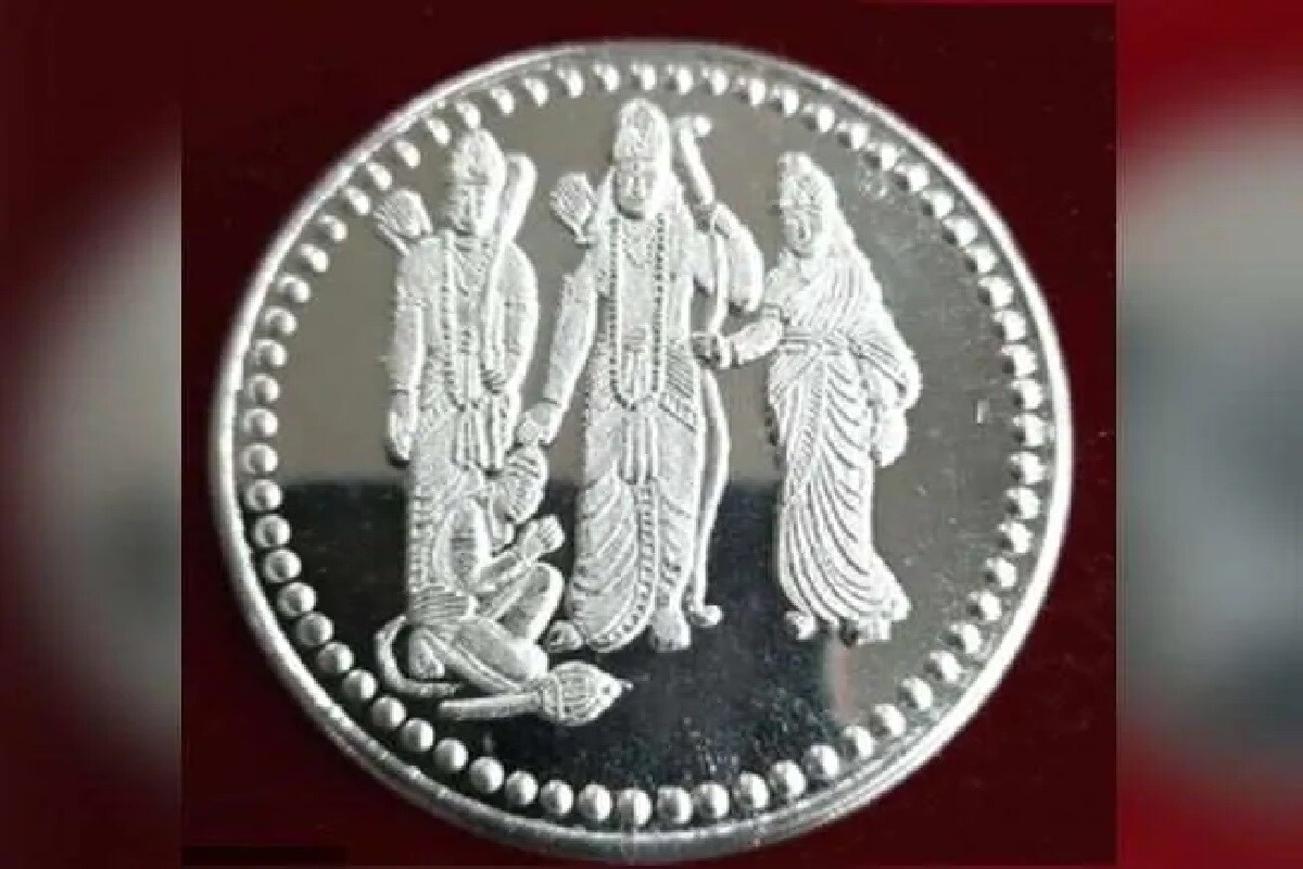 રામની નગરી અયોધ્યા (Ayodhya) જે વાતની વર્ષોથી રાહ જોતી હતી તે આજે પૂરી થવા જઇ રહી છે. આજે અહીં રામ મંદિર નિર્માણનો પાયો નાંખવામાં આવશે. વડાપ્રધાન નરેન્દ્ર મોદી (PM Narenda Modi) રામ મંદિરના ભૂમિ પૂજન સ્થળે પહોંચશે. ત્યારે કોરોના વાયરસના કારણે અહીં ભૂમિ પૂજન વખતે સીમિત સંખ્યામાં અતિથિઓને આમંત્રિત કરવામાં આવ્યા છે. વળી અહીં હાજર તમામ અતિથિઓને વિશિષ્ટ ઉપહાર અને પ્રસાદ મળશે. રામની નગરી અયોધ્યા (Ayodhya) જે વાતની વર્ષોથી રાહ જોતી હતી તે આજે પૂરી થવા જઇ રહી છે. આજે અહીં રામ મંદિર નિર્માણનો પાયો નાંખવામાં આવશે. વડાપ્રધાન નરેન્દ્ર મોદી (PM Narenda Modi) રામ મંદિરના ભૂમિ પૂજન સ્થળે પહોંચશે. ત્યારે કોરોના વાયરસના કારણે અહીં ભૂમિ પૂજન વખતે સીમિત સંખ્યામાં અતિથિઓને આમંત્રિત કરવામાં આવ્યા છે. વળી અહીં હાજર તમામ અતિથિઓને વિશિષ્ટ ઉપહાર અને પ્રસાદ મળશે.
