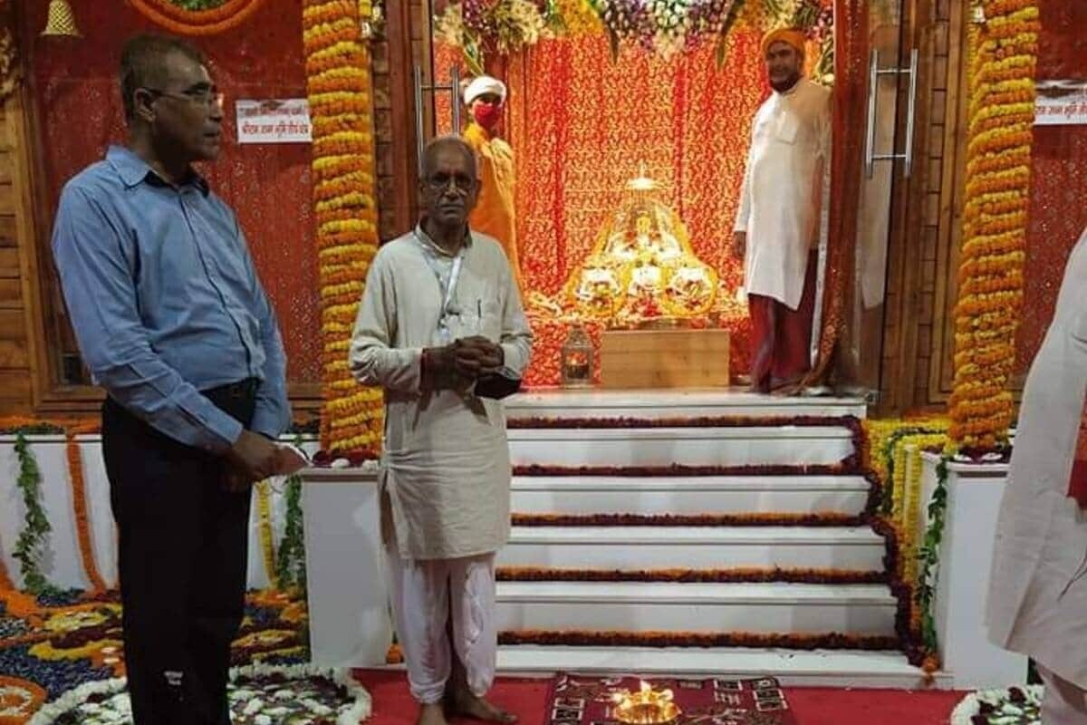 શ્રીરામ જન્મભૂમિ ટ્રસ્ટના જણાવ્યા મુજબ ભૂમિ પૂજન, અનુષ્ઠાનમાં સામેલ થનાર દરેક મહેમાનને બોક્સમાં રધુપતિ લડ્ડુ અને ચાંદીનો સિક્કો આપવામાં આવશે. ચાંદીના સિક્કાપર રામ દરબારની છબી હશે. જેમાં ભગવાન રામ, સીતા, લક્ષ્મણ અને હનુમાન હશે. અને બીજી તરફ ટ્રસ્ટનું પ્રતીક હશે. શ્રીરામ જન્મભૂમિ ટ્રસ્ટના જણાવ્યા મુજબ ભૂમિ પૂજન, અનુષ્ઠાનમાં સામેલ થનાર દરેક મહેમાનને બોક્સમાં રધુપતિ લડ્ડુ અને ચાંદીનો સિક્કો આપવામાં આવશે. ચાંદીના સિક્કાપર રામ દરબારની છબી હશે. જેમાં ભગવાન રામ, સીતા, લક્ષ્મણ અને હનુમાન હશે. અને બીજી તરફ ટ્રસ્ટનું પ્રતીક હશે.