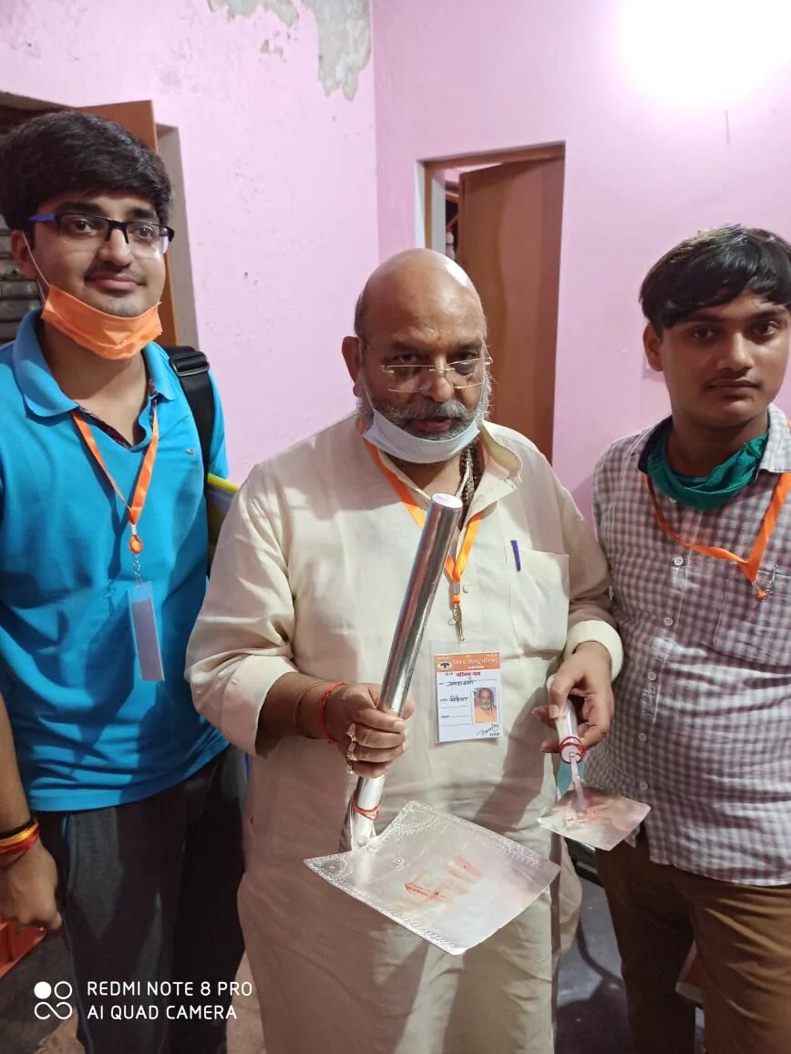 સાથે જ રામ મંદિરનો શિલાન્યાસ આજે ચાંદીના પાવડા અને કાન્નીથી કરવામાં આવશે. ભૂમિ પૂજનના આ કાર્યક્રમમાં વડાપ્રધાન નરેન્દ્ર મોદી સમેત સંધ પ્રમુખ મોહન ભાગવત, સીએમ યોગી આદિત્યનાથ, રાજ્યપાલ આનંદીબેન સમેત અનેક મોટી હસ્તીઓ સામેલ રહેશે. સાથે જ રામ મંદિરનો શિલાન્યાસ આજે ચાંદીના પાવડા અને કાન્નીથી કરવામાં આવશે. ભૂમિ પૂજનના આ કાર્યક્રમમાં વડાપ્રધાન નરેન્દ્ર મોદી સમેત સંધ પ્રમુખ મોહન ભાગવત, સીએમ યોગી આદિત્યનાથ, રાજ્યપાલ આનંદીબેન સમેત અનેક મોટી હસ્તીઓ સામેલ રહેશે.