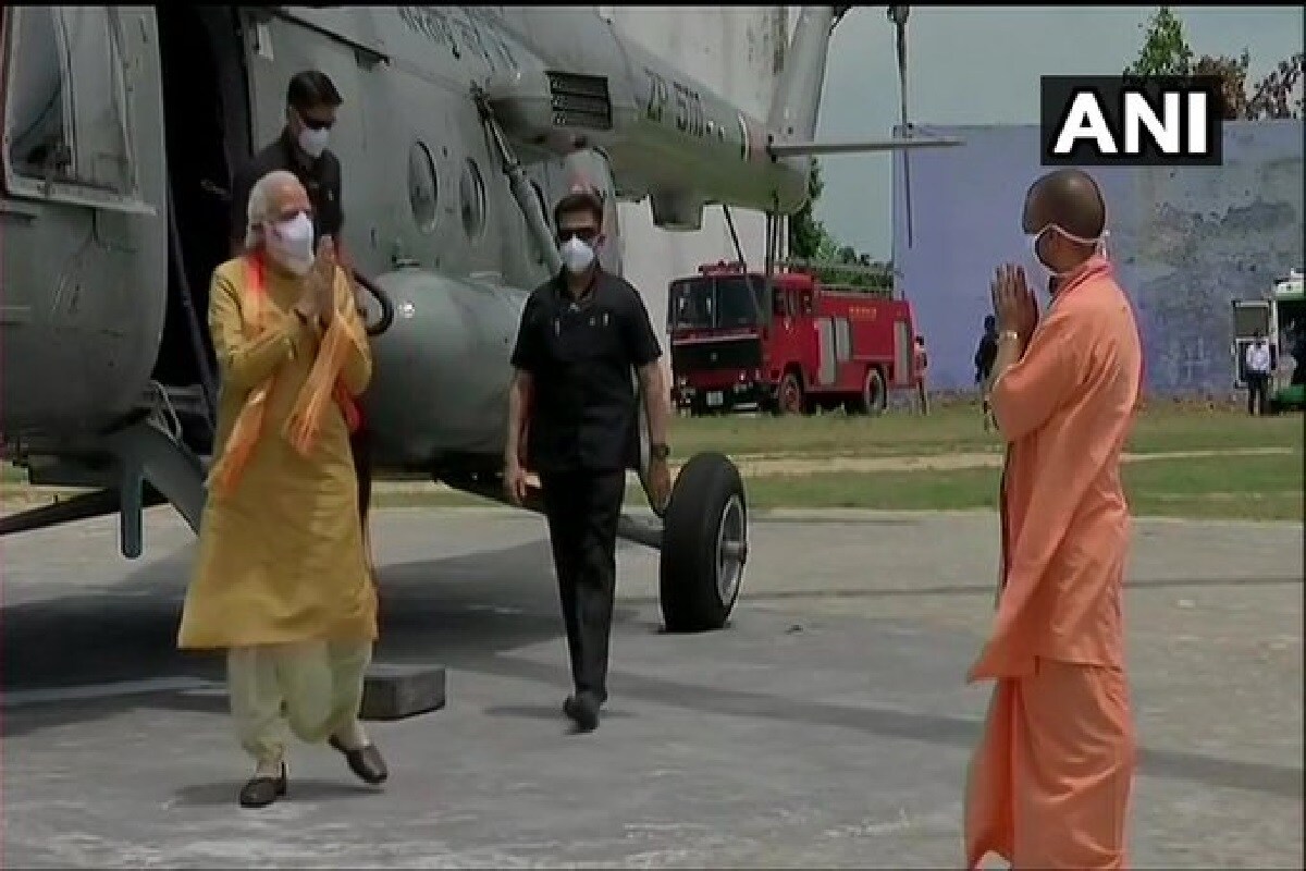 અયોધ્યા : ભગવાન શ્રીરામની નગરી અયોધ્યા (Ayodhya)માં આજે ભવ્ય રામ મંદિર (Ram mandir) ભૂમિ પૂજન (Bhumi Pujan) કાર્યક્રમ યોજાઇ રહ્યા છે. વડાપ્રધાન નરેન્દ્ર મોદી (PM Narendra Modi) હસ્તે બપોરે 12:44 વાગે ભૂમિ પૂજનનો કાર્યક્રમ યોજાશે. ત્યારે આ કાર્યક્રમમાં 175 લોકોને જ આમંત્રણ આપવામાં આવ્યું છે. ત્યારે કાર્યક્રમની શરૂઆત થતા જ આ જાણીતા નેતા અને સાધુ સંતો કાર્યક્રમ સ્થળે પહોંચ્યા હતા. અયોધ્યા : ભગવાન શ્રીરામની નગરી અયોધ્યા (Ayodhya)માં આજે ભવ્ય રામ મંદિર (Ram mandir) ભૂમિ પૂજન (Bhumi Pujan) કાર્યક્રમ યોજાઇ રહ્યા છે. વડાપ્રધાન નરેન્દ્ર મોદી (PM Narendra Modi) હસ્તે બપોરે 12:44 વાગે ભૂમિ પૂજનનો કાર્યક્રમ યોજાશે. ત્યારે આ કાર્યક્રમમાં 175 લોકોને જ આમંત્રણ આપવામાં આવ્યું છે. ત્યારે કાર્યક્રમની શરૂઆત થતા જ આ જાણીતા નેતા અને સાધુ સંતો કાર્યક્રમ સ્થળે પહોંચ્યા હતા.