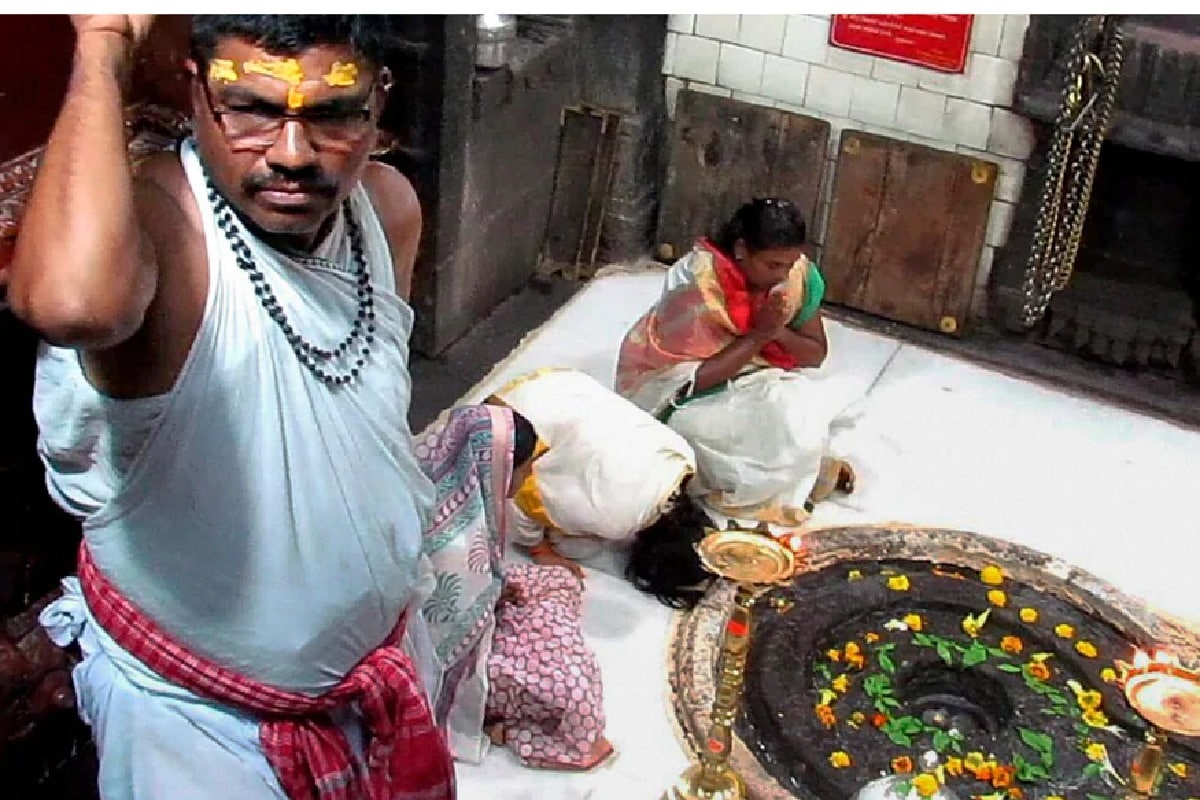 પૌરાણિક કથાઓમાં પણ ત્ર્યમ્બકેશ્વર જ્યોતિલિંગ વિષે અદ્ધભૂત વર્ણન કરવામાં આવ્યું છે. કથા મુજબ અહીં બ્રહ્મગિરી પર્વત પર દેવી અહિલ્યા તેના પતિ ઋષિ ગૌતમ સાથે રહેતી હતી. પણ કોઇ કારણવશ અન્ય ઋષિ તેમનાથી ઇર્ષા કરવા લાગ્યા. અને એક ઋષિએ ગૌતમ ઋષિ પર ગોહત્યાનો આરોપ લગાવ્યો. જે પછી પાપના પ્રાયશ્ચિત માટે તેમને અહીં ગંગાનું પાણી લાવવાનું કહ્યું. પૌરાણિક કથાઓમાં પણ ત્ર્યમ્બકેશ્વર જ્યોતિલિંગ વિષે અદ્ધભૂત વર્ણન કરવામાં આવ્યું છે. કથા મુજબ અહીં બ્રહ્મગિરી પર્વત પર દેવી અહિલ્યા તેના પતિ ઋષિ ગૌતમ સાથે રહેતી હતી. પણ કોઇ કારણવશ અન્ય ઋષિ તેમનાથી ઇર્ષા કરવા લાગ્યા. અને એક ઋષિએ ગૌતમ ઋષિ પર ગોહત્યાનો આરોપ લગાવ્યો. જે પછી પાપના પ્રાયશ્ચિત માટે તેમને અહીં ગંગાનું પાણી લાવવાનું કહ્યું.