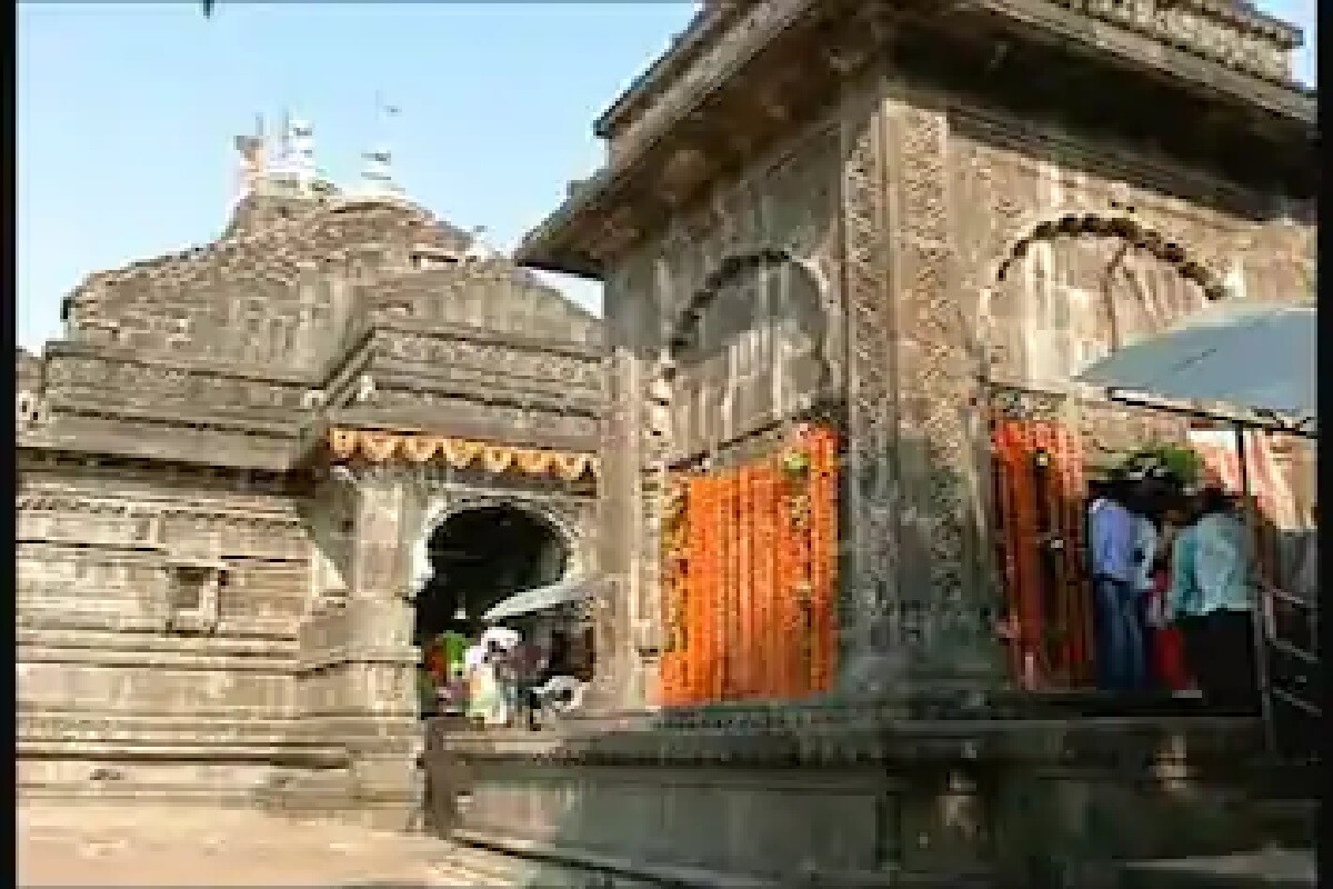 આ પર ગૌતમ ઋષિએ અહીં શિવલિંગની સ્થાપના કરી. અને શિવજીને પ્રસન્ન કરવા તપસ્યા કરવા લાગ્યા. તપસ્યાથી પ્રસન્ન થઇને ભગવાન શંકર અને માતા પાર્વતીએ તેમને દર્શન આપ્યા. શિવજીએ ગૌતમ ઋષિને આશીર્વાદ માંગવાનું કહ્યું તો તેમણે અહીં ગંગાની સ્થાપથા કરવાની માંગ કરી. અને કહ્યું તમે પ્રભુ અહીં જ બિરાજમાન થાવ. આ પર ગૌતમ ઋષિએ અહીં શિવલિંગની સ્થાપના કરી. અને શિવજીને પ્રસન્ન કરવા તપસ્યા કરવા લાગ્યા. તપસ્યાથી પ્રસન્ન થઇને ભગવાન શંકર અને માતા પાર્વતીએ તેમને દર્શન આપ્યા. શિવજીએ ગૌતમ ઋષિને આશીર્વાદ માંગવાનું કહ્યું તો તેમણે અહીં ગંગાની સ્થાપથા કરવાની માંગ કરી. અને કહ્યું તમે પ્રભુ અહીં જ બિરાજમાન થાવ.