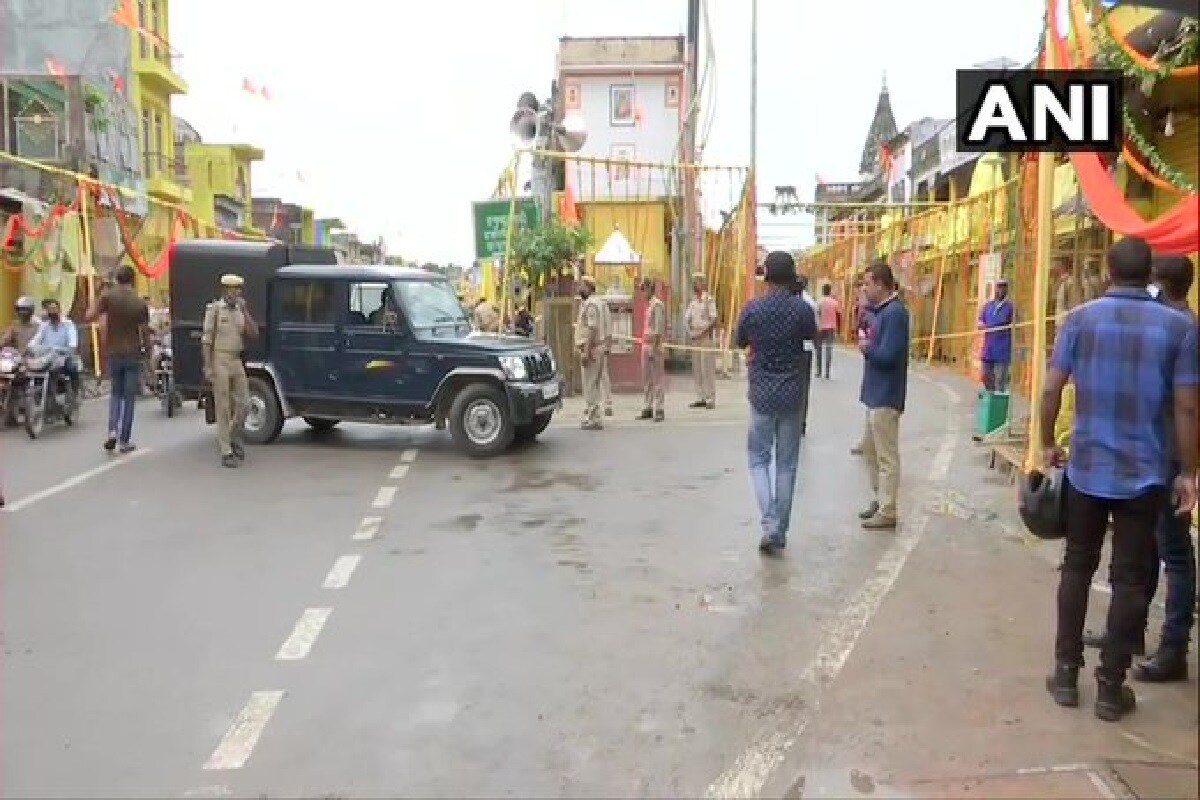 વળી નગરમાં પણ તે લોકોને જ પ્રવેશ આપવામાં આવી રહ્યો હતો જેમની પાસે આઇકાર્ડ હોય. ઠેર ઠેર મોટી સંખ્યામાં પોલીસ અને શસ્ત્ર દળોની હાજરી નજરે પડતી હતી. વળી નગરમાં પણ તે લોકોને જ પ્રવેશ આપવામાં આવી રહ્યો હતો જેમની પાસે આઇકાર્ડ હોય. ઠેર ઠેર મોટી સંખ્યામાં પોલીસ અને શસ્ત્ર દળોની હાજરી નજરે પડતી હતી.