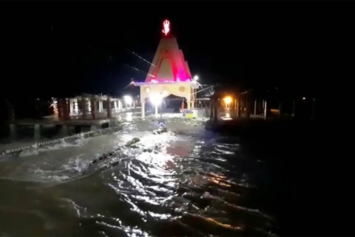 ઉલ્લેખનીય છે કે દર ચોમાસે રામનાથ મહાદેવ મંદિરના આ પ્રકારના દ્રશ્યો સામે આવતા હોય છે. આજી નદી દ્વારા રામનાથ મહાદેવ પર આજી નદી દ્વારા જળાભિષેક કરવામાં આવતો હોય તેવા દ્રશ્યો જોવા માટે રાજકોટ શહેરના જુદા જુદા વિસ્તારોમાંથી લોકો ઉમટી પડતા હોય છે. આમ પણ ચોમાસાની ઋતુ અને તેમાં પણ શ્રાવણ માસમાં રામનાથ મહાદેવના દર્શન કરવા માટે મોટી સંખ્યામાં લોકો ઉમટી પડતા હોય છે. ઉલ્લેખનીય છે કે દર ચોમાસે રામનાથ મહાદેવ મંદિરના આ પ્રકારના દ્રશ્યો સામે આવતા હોય છે. આજી નદી દ્વારા રામનાથ મહાદેવ પર આજી નદી દ્વારા જળાભિષેક કરવામાં આવતો હોય તેવા દ્રશ્યો જોવા માટે રાજકોટ શહેરના જુદા જુદા વિસ્તારોમાંથી લોકો ઉમટી પડતા હોય છે. આમ પણ ચોમાસાની ઋતુ અને તેમાં પણ શ્રાવણ માસમાં રામનાથ મહાદેવના દર્શન કરવા માટે મોટી સંખ્યામાં લોકો ઉમટી પડતા હોય છે.