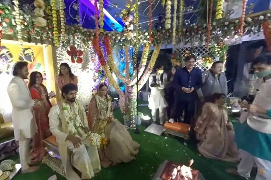 મિહિકા અને રાણાનાં લગ્નની આ શાનદાર તસવીરો સોશિયલ મીડિયા પર આવતાની સાથે જ વાયરલ થઇ ગઇ છે. કોરોના કાળમાં આ ભવ્ય લગ્નની તસવીરો લોકો ખુબ પસંદ કરી રહ્યાં છે. (PHOTO: INSTAGRAM) મિહિકા અને રાણાનાં લગ્નની આ શાનદાર તસવીરો સોશિયલ મીડિયા પર આવતાની સાથે જ વાયરલ થઇ ગઇ છે. કોરોના કાળમાં આ ભવ્ય લગ્નની તસવીરો લોકો ખુબ પસંદ કરી રહ્યાં છે. (PHOTO: INSTAGRAM)