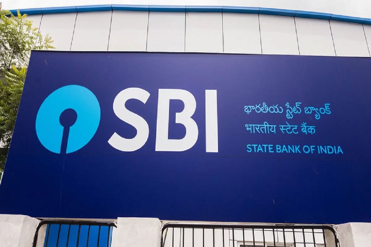 નવી દિલ્હીઃ જો આપનું SBIમાં એકાઉન્ટ (SBI Account holders) છે તો આ સમાચાર આપના માટે ખૂબ જરૂરી છે, કારણ કે આ સપ્તાહએ SBIએ પોતાના અનેક નિયમોમાં ફેરફાર (SBI changes many rules) કર્યા છે. આ નિયમ ATM લેવડ-દેવડ, મિનિમમ બેલેન્સ અને SMS ચાર્જને લઈને છે. આવો આપને વિસ્તારથી સમજાવીએ કે બેન્કે આ નિયમોમાં શું ફેરફાર કર્યા છે અને તેનાથી આપની પર શું અસર થશે... નવી દિલ્હીઃ જો આપનું SBIમાં એકાઉન્ટ (SBI Account holders) છે તો આ સમાચાર આપના માટે ખૂબ જરૂરી છે, કારણ કે આ સપ્તાહએ SBIએ પોતાના અનેક નિયમોમાં ફેરફાર (SBI changes many rules) કર્યા છે. આ નિયમ ATM લેવડ-દેવડ, મિનિમમ બેલેન્સ અને SMS ચાર્જને લઈને છે. આવો આપને વિસ્તારથી સમજાવીએ કે બેન્કે આ નિયમોમાં શું ફેરફાર કર્યા છે અને તેનાથી આપની પર શું અસર થશે...