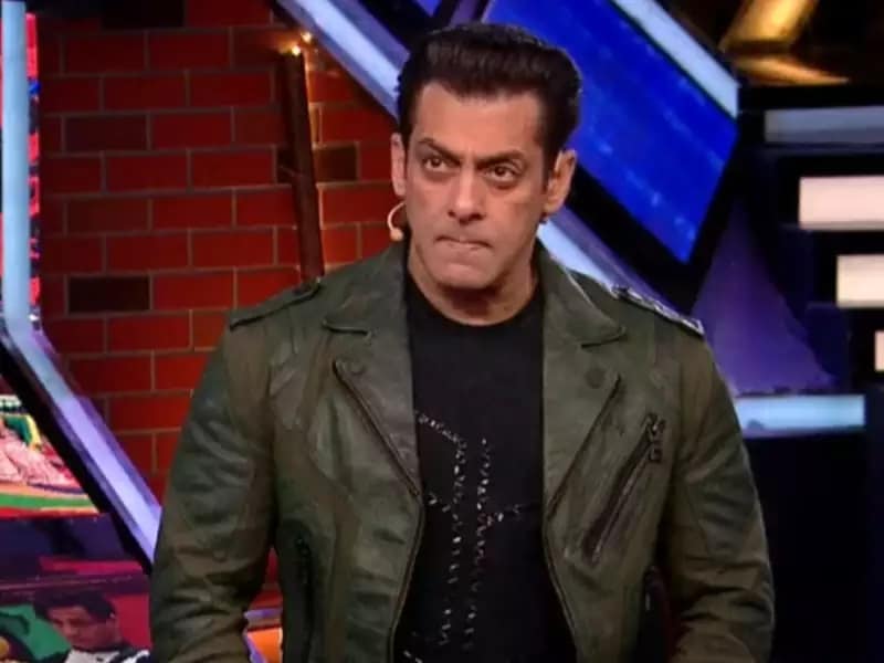 સલમાને પોતાની બૂક 'Being salman khan'માં લખ્યું છે કે વર્ષ 1915માં ઇંદોર સ્ટેટમાં દાદાએ પોલીસ સર્વિસ ઑફ હોલકર જોઈન્ટ કરી હતી. તેઓ સીધા ડીએસપીની પોસ્ટ પર જોડાયા હતા અને ડીઆઈજીની પોસ્ટ પર નિવૃત થયા હતા. સલમાને પોતાની બૂક 'Being salman khan'માં લખ્યું છે કે વર્ષ 1915માં ઇંદોર સ્ટેટમાં દાદાએ પોલીસ સર્વિસ ઑફ હોલકર જોઈન્ટ કરી હતી. તેઓ સીધા ડીએસપીની પોસ્ટ પર જોડાયા હતા અને ડીઆઈજીની પોસ્ટ પર નિવૃત થયા હતા.
