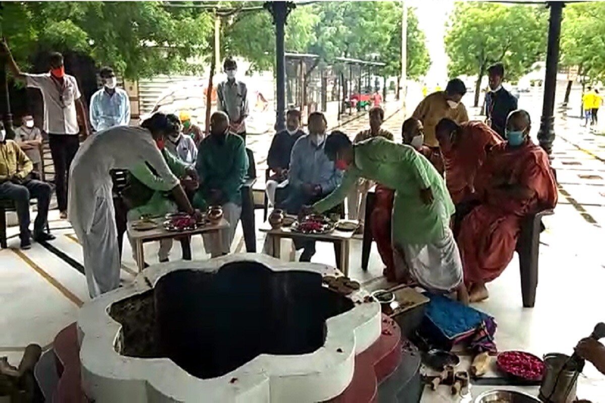 વધુ માહિતી પ્રમામે મંદિરના કોઠારી દ્વારા આ આયોજન કરવામાં આવ્યું હતું. આ યજ્ઞનમાં ઉર્જામંત્રી સૌરભ પટેલ અને રાજ્યસભાના સાંસદ અભય ભારદ્વાજ હાજર રહ્યા હતા. આ ઉપરાંત મંદિરના કોઠારી સહિતના મંદિરના સ્વામીઓ પણ યજ્ઞમાં જોડાયા હતા. વધુ માહિતી પ્રમામે મંદિરના કોઠારી દ્વારા આ આયોજન કરવામાં આવ્યું હતું. આ યજ્ઞનમાં ઉર્જામંત્રી સૌરભ પટેલ અને રાજ્યસભાના સાંસદ અભય ભારદ્વાજ હાજર રહ્યા હતા. આ ઉપરાંત મંદિરના કોઠારી સહિતના મંદિરના સ્વામીઓ પણ યજ્ઞમાં જોડાયા હતા.