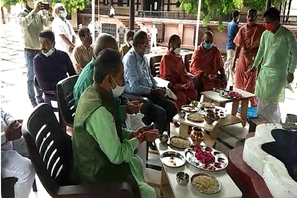 મળતી માહિતી પ્રમાણે સાળંગપુરમાં આવેલા કષ્ટભંજનદેવ હનુમાનજી મંદિરમાં આજે ખાસ મારુતિ યજ્ઞનું આયોજન કરવામાં આવ્યું હતું. આ મારુત યજ્ઞ દેશના કેન્દ્રીય ગૃહ મંત્રી અમિત શાહના સારા સ્વાસ્થ્ય માટે કરવામાં આવ્યો હતો. અમિત શાહને કોરોના વાયરસમાંથી ઝડપથી સાજા થઈ જાય તે માટે મારુતિ યજ્ઞ દ્વારા ભગવાનને પ્રાર્થના કરવામાં આવી હતી. મળતી માહિતી પ્રમાણે સાળંગપુરમાં આવેલા કષ્ટભંજનદેવ હનુમાનજી મંદિરમાં આજે ખાસ મારુતિ યજ્ઞનું આયોજન કરવામાં આવ્યું હતું. આ મારુત યજ્ઞ દેશના કેન્દ્રીય ગૃહ મંત્રી અમિત શાહના સારા સ્વાસ્થ્ય માટે કરવામાં આવ્યો હતો. અમિત શાહને કોરોના વાયરસમાંથી ઝડપથી સાજા થઈ જાય તે માટે મારુતિ યજ્ઞ દ્વારા ભગવાનને પ્રાર્થના કરવામાં આવી હતી.