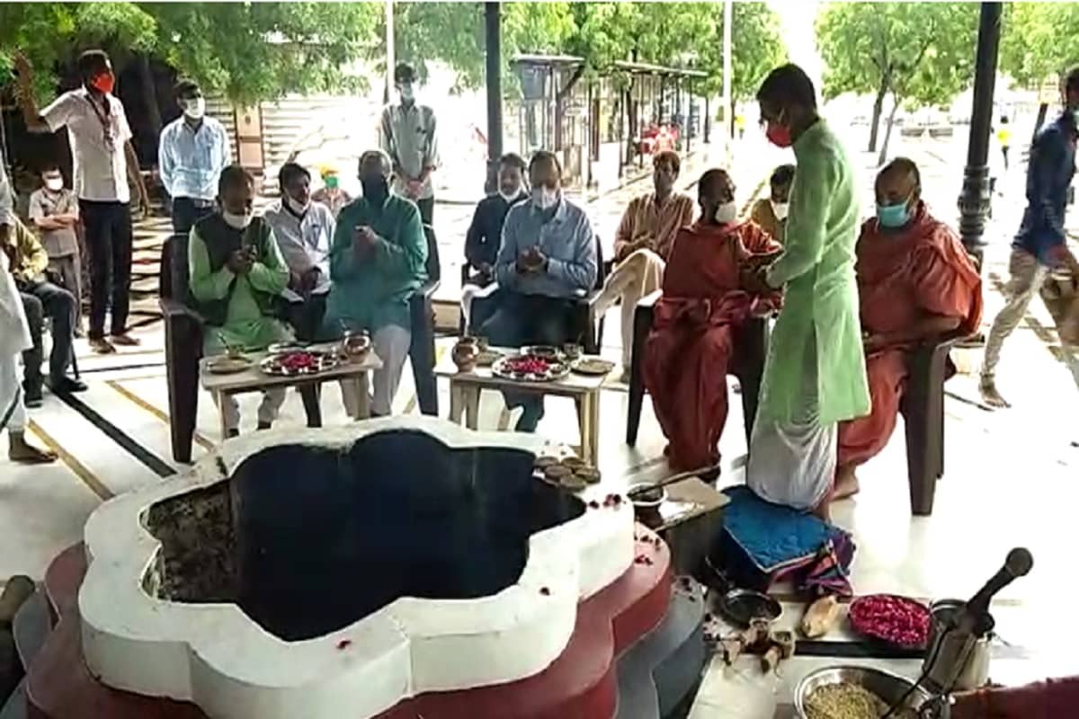 અમદાવાદઃ અત્યારે સમગ્ર દેશમાં કોરોના વાયરસ (coroanvirus) ઝડપથી ફેલાઈ રહ્યો છે ત્યારે ગરીબ માણસોથી લઈને હોલિવૂડ સ્ટાર્સ (hollywood stars), રાજકીય નેતાઓ પણ કોરોના વાયરસથી અળગા રહી શક્યા નથી. ત્યારે દેશના કેન્દ્રીય ગૃહમંત્રી (Union Home Minister) અને ભાજપના દિગ્ગજ નેતા અમિત શાહ (Amit shah) પણ કોરોના પોઝિટિવ (corona positive) છે. તેઓ અત્યારે હોસ્પિટલમાં સારવાર હેઠળ છે. અમિત શાહ માટે ચાહકો ભગવાનને દુઆ કરી રહ્યા છે. આવી સ્થિતિ વચ્ચે અમિત શાહના સારા સ્વાસ્થ્ય માટે સાળંગપુરમાં (Salangpur temple) મારુતિ યજ્ઞ (Maruti yagna) યોજાયો હતો. અમદાવાદઃ અત્યારે સમગ્ર દેશમાં કોરોના વાયરસ (coroanvirus) ઝડપથી ફેલાઈ રહ્યો છે ત્યારે ગરીબ માણસોથી લઈને હોલિવૂડ સ્ટાર્સ (hollywood stars), રાજકીય નેતાઓ પણ કોરોના વાયરસથી અળગા રહી શક્યા નથી. ત્યારે દેશના કેન્દ્રીય ગૃહમંત્રી (Union Home Minister) અને ભાજપના દિગ્ગજ નેતા અમિત શાહ (Amit shah) પણ કોરોના પોઝિટિવ (corona positive) છે. તેઓ અત્યારે હોસ્પિટલમાં સારવાર હેઠળ છે. અમિત શાહ માટે ચાહકો ભગવાનને દુઆ કરી રહ્યા છે. આવી સ્થિતિ વચ્ચે અમિત શાહના સારા સ્વાસ્થ્ય માટે સાળંગપુરમાં (Salangpur temple) મારુતિ યજ્ઞ (Maruti yagna) યોજાયો હતો.
