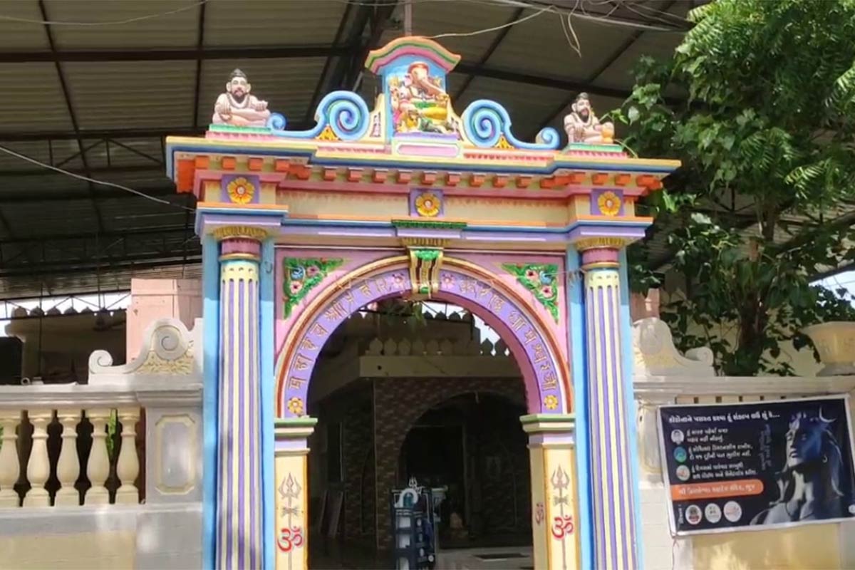 જે બાબતે જણાવવાનું કે, સરકારશ્રીની વખતો-વખતની સૂચનાઓ તેમજ જાહેરનામાઓ અન્વયે હાલે કોરોનાના કેસો ખાસ કરીને ભુજ શહેરમાં ખૂબ જ મોટા પ્રમાણમાં વધી રહેલ હોઇ, આ મહામારીનું સંકમણ વધુ ફેલાતું અટકે તે હેતુથી તથા માઈક વગાડવાથી અવાજની સાથે વિષાણુ નીકળવાને કારણે સંકમણની સંખ્યા વધે છે. સબબ,આપની લાઉડ સ્પીકર વગાડવાની મંજૂરી મળવાની અરજી સ્વીકારી શકાય તેમ નથી.જેની જાણ થવા વિનંતી છે. - એક્ઝીકયુટીવ મેજીસ્ટ્રેટ અને મામલતદાર-ભુજ (શહેર) જે બાબતે જણાવવાનું કે, સરકારશ્રીની વખતો-વખતની સૂચનાઓ તેમજ જાહેરનામાઓ અન્વયે હાલે કોરોનાના કેસો ખાસ કરીને ભુજ શહેરમાં ખૂબ જ મોટા પ્રમાણમાં વધી રહેલ હોઇ, આ મહામારીનું સંકમણ વધુ ફેલાતું અટકે તે હેતુથી તથા માઈક વગાડવાથી અવાજની સાથે વિષાણુ નીકળવાને કારણે સંકમણની સંખ્યા વધે છે. સબબ,આપની લાઉડ સ્પીકર વગાડવાની મંજૂરી મળવાની અરજી સ્વીકારી શકાય તેમ નથી.જેની જાણ થવા વિનંતી છે. - એક્ઝીકયુટીવ મેજીસ્ટ્રેટ અને મામલતદાર-ભુજ (શહેર)