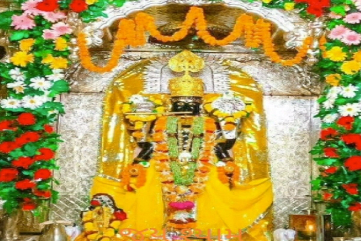 રાજન ગઢિયા, અમરેલી : આજે દેશભરમાં કૃષ્ણ જન્મોત્સવ (janamshtmi 2020) સાદગીપુર્ણ રીતે ભલે ઉજવાઈ રહ્યો હોય પરંતુ તમામ કૃષ્ણ મંદિર ના ઓનલાઈન દર્શન ભક્તો કરી શકે છે. આ સ્થિતિ વચ્ચે ગીર જંગલની મધ્યમાં આવેલ તુલસીશ્યામ મંદિરમાં બિરાજમાન ભગવાન શ્યામસુંદર ના દર્શન થી ભક્તો વંચિત રહેશે. ગીરના જંગલમાં ઇન્ટરનેટ નથી પહોંચી શકતું તેવી સ્થિતિમાં ન્યૂઝ 18 ગુજરાતી દ્વારા દર્શકો માટે ખાસ તુલસીશ્યામના દર્શનનો લ્હાવો આપવામાં આવી રહ્યો છે. રાજન ગઢિયા, અમરેલી : આજે દેશભરમાં કૃષ્ણ જન્મોત્સવ (janamshtmi 2020) સાદગીપુર્ણ રીતે ભલે ઉજવાઈ રહ્યો હોય પરંતુ તમામ કૃષ્ણ મંદિર ના ઓનલાઈન દર્શન ભક્તો કરી શકે છે. આ સ્થિતિ વચ્ચે ગીર જંગલની મધ્યમાં આવેલ તુલસીશ્યામ મંદિરમાં બિરાજમાન ભગવાન શ્યામસુંદર ના દર્શન થી ભક્તો વંચિત રહેશે. ગીરના જંગલમાં ઇન્ટરનેટ નથી પહોંચી શકતું તેવી સ્થિતિમાં ન્યૂઝ 18 ગુજરાતી દ્વારા દર્શકો માટે ખાસ તુલસીશ્યામના દર્શનનો લ્હાવો આપવામાં આવી રહ્યો છે.
