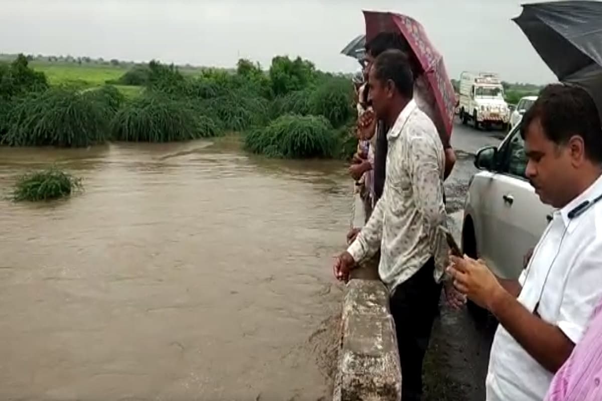 પાટડી અને દશાડા પણ પાણી પાણી થઈ ગયા છે. દરમિયાન ઝેઝરી પાસે પાણી જોવા ગયેલો એક યુવક તણાયો હતો. યુવકના રેસ્ક્યૂની જાણ થતા જ ધારાસભ્ય નૌશાદ સોલંકી દોડી ગયા હતા અને તેમણે તંત્ર નિષ્ફળ રહ્યું હોવાનો આરોપ કર્યો હતો. તેમના મતે તંત્રની નિષ્ક્રિયતાના કારણે જિલ્લામાં તારાજી સર્જાઈ હોવાનો આક્ષેપ કર્યો હતો. પાટડી અને દશાડા પણ પાણી પાણી થઈ ગયા છે. દરમિયાન ઝેઝરી પાસે પાણી જોવા ગયેલો એક યુવક તણાયો હતો. યુવકના રેસ્ક્યૂની જાણ થતા જ ધારાસભ્ય નૌશાદ સોલંકી દોડી ગયા હતા અને તેમણે તંત્ર નિષ્ફળ રહ્યું હોવાનો આરોપ કર્યો હતો. તેમના મતે તંત્રની નિષ્ક્રિયતાના કારણે જિલ્લામાં તારાજી સર્જાઈ હોવાનો આક્ષેપ કર્યો હતો.
