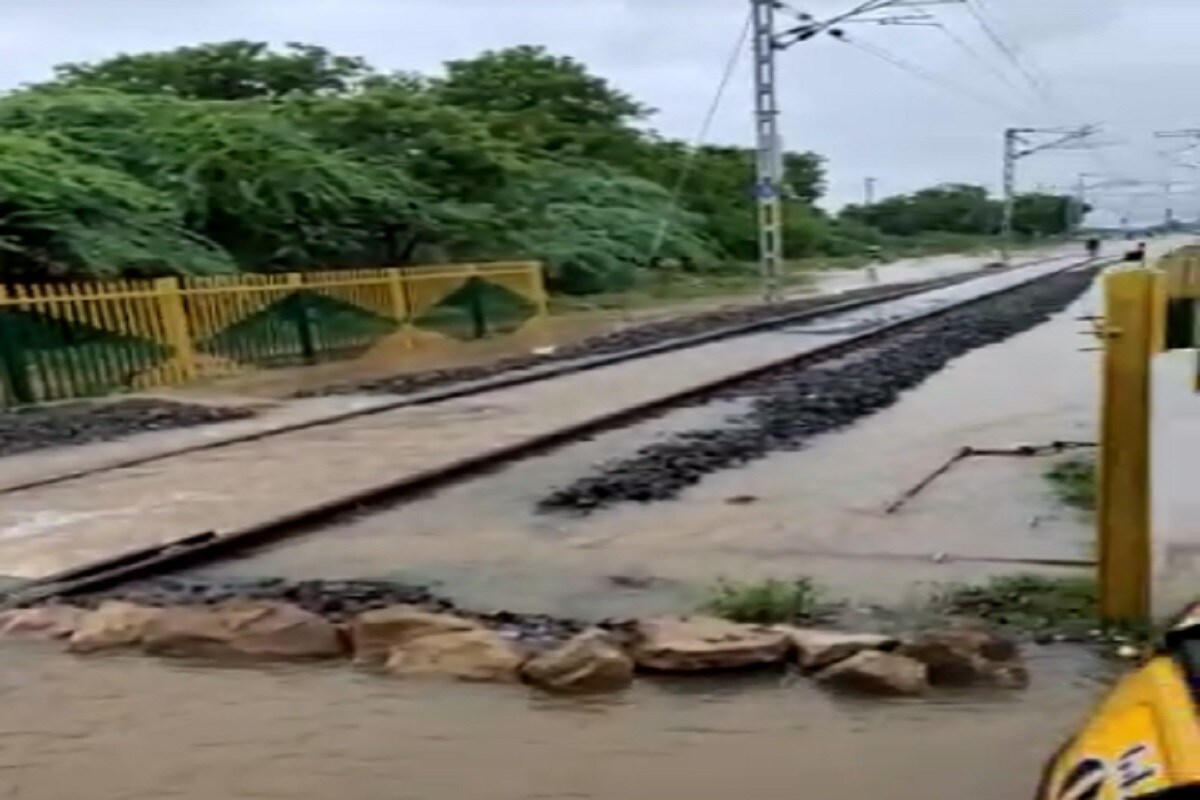 ભારે વરસાદના કારણે સુરેન્દ્રનગરના વઢવાણમાં રેલવે ટ્રેક ધોવાયો જેવી સ્થિતિ સર્જાઈ છે. વઢવાણ રેલવે સ્ટેશન પાસે રેલવે ટ્રેક પર પાણી ફરી વળ્યા છે. જોકે, રેલ વ્યવહાર બંધ હોવાના લીધે તેની માઠી અસર નહીં થતા રેલવે તંત્રએ હાશકારો અનુભવ્યો છે. ભારે વરસાદના કારણે સુરેન્દ્રનગરના વઢવાણમાં રેલવે ટ્રેક ધોવાયો જેવી સ્થિતિ સર્જાઈ છે. વઢવાણ રેલવે સ્ટેશન પાસે રેલવે ટ્રેક પર પાણી ફરી વળ્યા છે. જોકે, રેલ વ્યવહાર બંધ હોવાના લીધે તેની માઠી અસર નહીં થતા રેલવે તંત્રએ હાશકારો અનુભવ્યો છે.