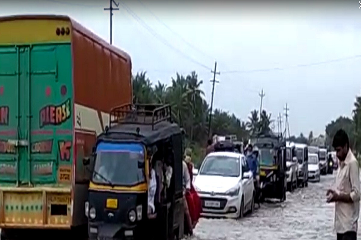 ગીર સોમનાથ : રાજ્યમાં (gujarat) ચોમાસાએ ધમાકેદાર બેટિંગ બોલાવી છે. દરમિયાન 24મી ઑગસ્ટે (24 August gujarat rains) રાજ્યમાં સૌરાષ્ટ્રમાં સાંબેલાધાર વરસાદ ખાબક્યો છે. આ વરસાદના કારણે ગીરસોમનાથ જિલ્લાનો સોમથના-પ્રાચીતીર્થ રોડ બંધ થઈ ગયો હતો. સોમનાથ-ભાવનગર નેશનલ હાઇવે પર કપિલા નદીના પાણી ફરી વળતા જળબંબાકારની સ્થિતિ સર્જાઈ હતી. ગીર સોમનાથ : રાજ્યમાં (gujarat) ચોમાસાએ ધમાકેદાર બેટિંગ બોલાવી છે. દરમિયાન 24મી ઑગસ્ટે (24 August gujarat rains) રાજ્યમાં સૌરાષ્ટ્રમાં સાંબેલાધાર વરસાદ ખાબક્યો છે. આ વરસાદના કારણે ગીરસોમનાથ જિલ્લાનો સોમથના-પ્રાચીતીર્થ રોડ બંધ થઈ ગયો હતો. સોમનાથ-ભાવનગર નેશનલ હાઇવે પર કપિલા નદીના પાણી ફરી વળતા જળબંબાકારની સ્થિતિ સર્જાઈ હતી.