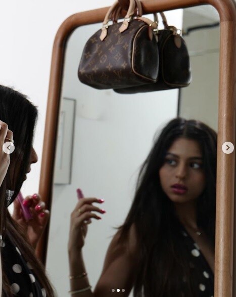 વાયરલ થઇ રહેલી આ તસવીર suhanakhan2 નામના સુહાના ખાનનાં એક ફેનપેજ પર શેર કરવામાં આવીછે. આ તસવીરોમાં સુહાના જાણીતી બ્રાન્ડની મોંધી બેગ સાથે પોઝ આપતી નજર આવે છે. આ તસવીરોમાં તે કોઇ મોડલની જેમ જ ગ્લેમરસ અને સુંદર દેખાય છે. સુહાનાી આ તસવીરો સોશિયલ મીડિયા પર વાયરલ થઇ રહી છે. (PHOTO: Instagram) વાયરલ થઇ રહેલી આ તસવીર suhanakhan2 નામના સુહાના ખાનનાં એક ફેનપેજ પર શેર કરવામાં આવીછે. આ તસવીરોમાં સુહાના જાણીતી બ્રાન્ડની મોંધી બેગ સાથે પોઝ આપતી નજર આવે છે. આ તસવીરોમાં તે કોઇ મોડલની જેમ જ ગ્લેમરસ અને સુંદર દેખાય છે. સુહાનાી આ તસવીરો સોશિયલ મીડિયા પર વાયરલ થઇ રહી છે. (PHOTO: Instagram)