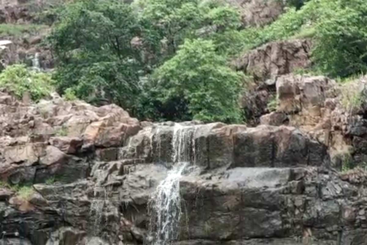 જિલ્લામાં સાર્વત્રિક વરસાદ : છેલ્લા 24 કલાક દરમિયાન અરવલ્લી જિલ્લામાં સાર્વત્રિક વરસાદ નોંધાયો છે. એટલે કે જિલ્લાના મોટાભાગના વિસ્તારમાં ઓછો-વધારે વરસાદ પડ્યો છે. જેમાં સૌથી વધારે વરસાદ ભિલોડામાં ત્રણ ઇંચ પડ્યો હતો. મોડાસા, મેઘરજ અને ધનસુરામાં એક-એક ઇંચ વરસાદ નોંધાયો છે. જ્યારે બાયડ અને માલપુર તાલુકામાં સામાન્ય વરસાદ પડ્યો છે. જિલ્લામાં સાર્વત્રિક વરસાદ : છેલ્લા 24 કલાક દરમિયાન અરવલ્લી જિલ્લામાં સાર્વત્રિક વરસાદ નોંધાયો છે. એટલે કે જિલ્લાના મોટાભાગના વિસ્તારમાં ઓછો-વધારે વરસાદ પડ્યો છે. જેમાં સૌથી વધારે વરસાદ ભિલોડામાં ત્રણ ઇંચ પડ્યો હતો. મોડાસા, મેઘરજ અને ધનસુરામાં એક-એક ઇંચ વરસાદ નોંધાયો છે. જ્યારે બાયડ અને માલપુર તાલુકામાં સામાન્ય વરસાદ પડ્યો છે.