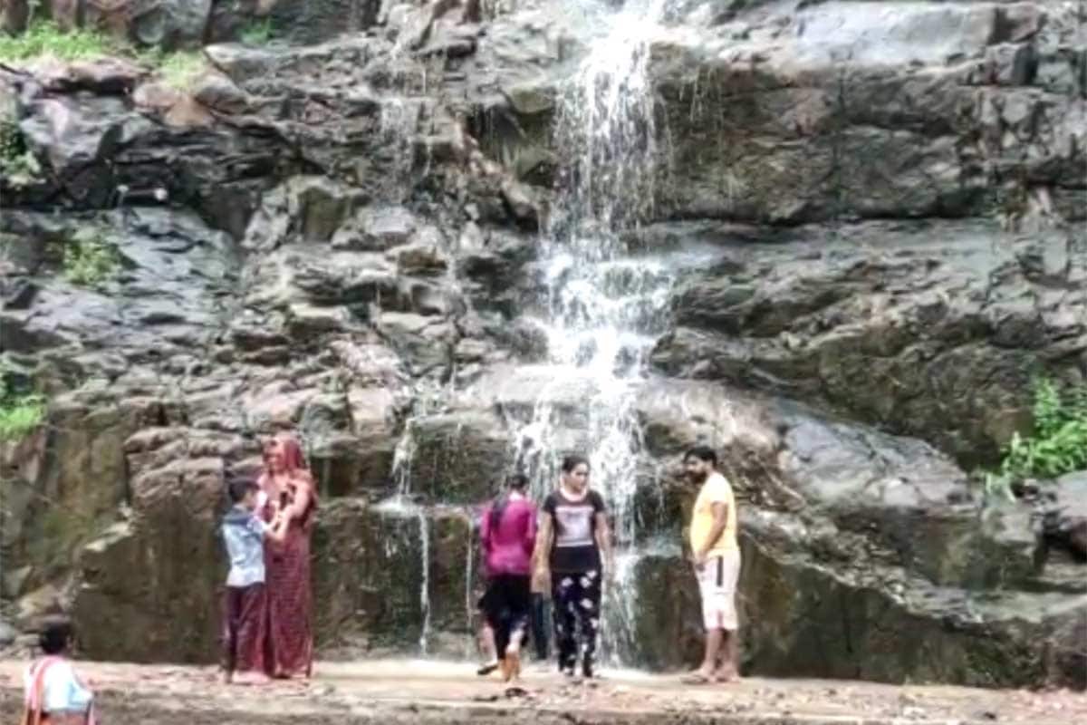 અરવલ્લી : જિલ્લા (Aravalli District Rain)માં છેલ્લા 24 કલાકમાં સાર્વત્રિક વરસાદ પડ્યો હતો. વરસાદને પગલે ભિલોડાનો સુનસર ધોધ (Sunsar Waterfall Bhiloda) જીવંત થયો છે. ધોધમાથી ખડખડ પાણી વહેતુ થતાં સહેલાણી (Tourist)ઓ જોવા માટે ઉમટી પડ્યા હતા. રાત્રી દરમિયાન આ વિસ્તારમાં ભારે વરસાદ પડ્યો હોવાથી ધોધ જીવંત થયો છે. સુનસર ધોધ ભારતમાતા મંદિર (Bharatmata Temple)પાસે આવેલો છે. ભિલોડાનો આ ખૂબ જ પ્રચલિત ધોધ છે. દર વર્ષે ધોધ જીવંત થતા જ સહેલાણીઓ અહીં ઉમટી પડતા હોય છે. આજે સવારે ધોધ જીવંત થયાનું જાણીને લોકો ધોધને જોવા માટે પહોંચી ગયા હતા. અરવલ્લી : જિલ્લા (Aravalli District Rain)માં છેલ્લા 24 કલાકમાં સાર્વત્રિક વરસાદ પડ્યો હતો. વરસાદને પગલે ભિલોડાનો સુનસર ધોધ (Sunsar Waterfall Bhiloda) જીવંત થયો છે. ધોધમાથી ખડખડ પાણી વહેતુ થતાં સહેલાણી (Tourist)ઓ જોવા માટે ઉમટી પડ્યા હતા. રાત્રી દરમિયાન આ વિસ્તારમાં ભારે વરસાદ પડ્યો હોવાથી ધોધ જીવંત થયો છે. સુનસર ધોધ ભારતમાતા મંદિર (Bharatmata Temple)પાસે આવેલો છે. ભિલોડાનો આ ખૂબ જ પ્રચલિત ધોધ છે. દર વર્ષે ધોધ જીવંત થતા જ સહેલાણીઓ અહીં ઉમટી પડતા હોય છે. આજે સવારે ધોધ જીવંત થયાનું જાણીને લોકો ધોધને જોવા માટે પહોંચી ગયા હતા.