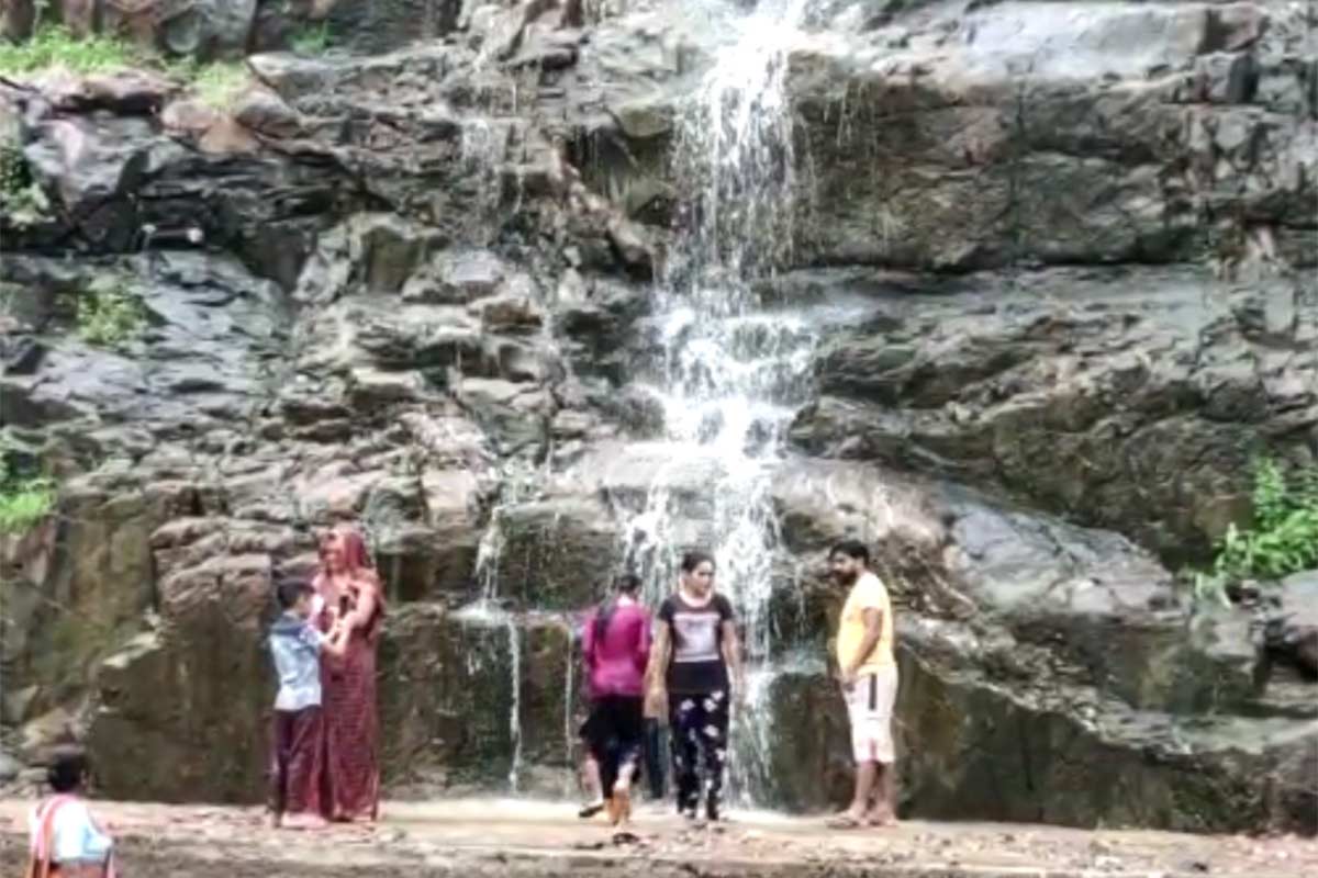  અરવલ્લી : જિલ્લા (Aravalli District Rain)માં છેલ્લા 24 કલાકમાં સાર્વત્રિક વરસાદ પડ્યો હતો. વરસાદને પગલે ભિલોડાનો સુનસર ધોધ (Sunsar Waterfall Bhiloda) જીવંત થયો છે. ધોધમાથી ખડખડ પાણી વહેતુ થતાં સહેલાણી (Tourist)ઓ જોવા માટે ઉમટી પડ્યા હતા. રાત્રી દરમિયાન આ વિસ્તારમાં ભારે વરસાદ પડ્યો હોવાથી ધોધ જીવંત થયો છે. સુનસર ધોધ ભારતમાતા મંદિર (Bharatmata Temple)પાસે આવેલો છે. ભિલોડાનો આ ખૂબ જ પ્રચલિત ધોધ છે. દર વર્ષે ધોધ જીવંત થતા જ સહેલાણીઓ અહીં ઉમટી પડતા હોય છે. આજે સવારે ધોધ જીવંત થયાનું જાણીને લોકો ધોધને જોવા માટે પહોંચી ગયા હતા.
