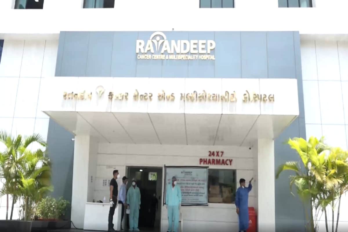 માતાની અંતિમ ઈચ્છા પૂરી કરવા રાત્રે સવા વાગ્યે માતાના મોત બાદ ત્રણેય ભાઈઓએ ભેગા થઈ હોસ્પિટલને જાણ કરી હતી અને કાનમાંથી બુટ્ટી ન કાઢવા સુચન કર્યું હતું. આજે બીજા દિવસે સવારે પણ આ બાબતે હોસ્પિટલનું ધ્યાન દોર્યું હતું. જોકે, અંતિમ વિધિ પહેલા માતાના અંતિમ દર્શન માટે મોઢા પરથી ચાદર ઉચકવામાં આવતા સમગ્ર ઘટનાનો ભાંડો ફોડ થયો હતો. દીકરાઓને પોતાના માતાના કાનમાંથી સોનાના બુટ્ટી ગાયબ થયેલી જોવા મળતા, તાત્કાલિક વૃદ્ધના દીકરાઓ દ્વારા હોસ્પિટલ સંચાલકનું ધ્યાન દોરવામાં આવ્યુ હતું. જોકે હોસ્પિટલ મેનેજમેન્ટે આ મામલે હાથ ઉંચા કરી નાખ્યા હતા, જેને લઈને પરિવારે તાત્કાલિક ખટોદરા પોલીસનો સંપર્ક કર્યો હતો. માતાની અંતિમ ઈચ્છા પૂરી કરવા રાત્રે સવા વાગ્યે માતાના મોત બાદ ત્રણેય ભાઈઓએ ભેગા થઈ હોસ્પિટલને જાણ કરી હતી અને કાનમાંથી બુટ્ટી ન કાઢવા સુચન કર્યું હતું. આજે બીજા દિવસે સવારે પણ આ બાબતે હોસ્પિટલનું ધ્યાન દોર્યું હતું. જોકે, અંતિમ વિધિ પહેલા માતાના અંતિમ દર્શન માટે મોઢા પરથી ચાદર ઉચકવામાં આવતા સમગ્ર ઘટનાનો ભાંડો ફોડ થયો હતો. દીકરાઓને પોતાના માતાના કાનમાંથી સોનાના બુટ્ટી ગાયબ થયેલી જોવા મળતા, તાત્કાલિક વૃદ્ધના દીકરાઓ દ્વારા હોસ્પિટલ સંચાલકનું ધ્યાન દોરવામાં આવ્યુ હતું. જોકે હોસ્પિટલ મેનેજમેન્ટે આ મામલે હાથ ઉંચા કરી નાખ્યા હતા, જેને લઈને પરિવારે તાત્કાલિક ખટોદરા પોલીસનો સંપર્ક કર્યો હતો.