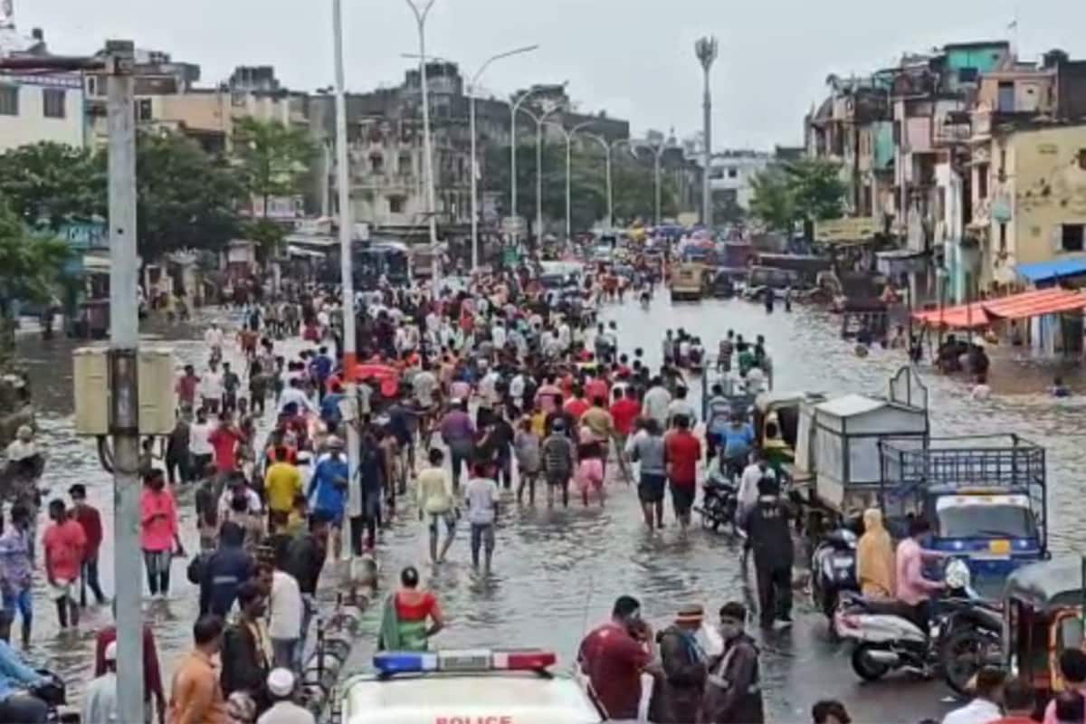 સુરત : સુરત જિલ્લા (Surat District Rain)માં સતત મેઘ મહેરને કારણે સુરત શહેરની ખાડી વિસ્તારની આસપાસ રહેતા લોકોની હાલત કફોડી બની છે. કારણ કે ઉપરવાસમાં વરસાદને પગલે આ તમામ પાણી ખાડીમાં આવે છે. જેના પગલે ખાડીનું જળસ્તર વધ્યું છે. ખાડી (Creek)ના જળસ્તરમાં સતત વધારો થઈ રહ્યો હોવાથી લિંબાયત વિસ્તાર (Surat Limbayat Area)ના લોકોના માથે મોટી આફત આવી છે. મીઠી ખાડી (Meethi Creek) અને કમરુનગર રોડ પર પાણી ફરી વળ્યા છે. લોકોના ઘરો અને રસ્તા પર પાણી ફરી વળ્યા છે. એવી આશા વ્યક્ત કરવામાં આવી હતી કે પાણીનું સ્તર ઘટી જશે પરંતુ તેના બદલે શનિવારે પાણીનું સ્તર વધી રહ્યું છે. સુરત : સુરત જિલ્લા (Surat District Rain)માં સતત મેઘ મહેરને કારણે સુરત શહેરની ખાડી વિસ્તારની આસપાસ રહેતા લોકોની હાલત કફોડી બની છે. કારણ કે ઉપરવાસમાં વરસાદને પગલે આ તમામ પાણી ખાડીમાં આવે છે. જેના પગલે ખાડીનું જળસ્તર વધ્યું છે. ખાડી (Creek)ના જળસ્તરમાં સતત વધારો થઈ રહ્યો હોવાથી લિંબાયત વિસ્તાર (Surat Limbayat Area)ના લોકોના માથે મોટી આફત આવી છે. મીઠી ખાડી (Meethi Creek) અને કમરુનગર રોડ પર પાણી ફરી વળ્યા છે. લોકોના ઘરો અને રસ્તા પર પાણી ફરી વળ્યા છે. એવી આશા વ્યક્ત કરવામાં આવી હતી કે પાણીનું સ્તર ઘટી જશે પરંતુ તેના બદલે શનિવારે પાણીનું સ્તર વધી રહ્યું છે.