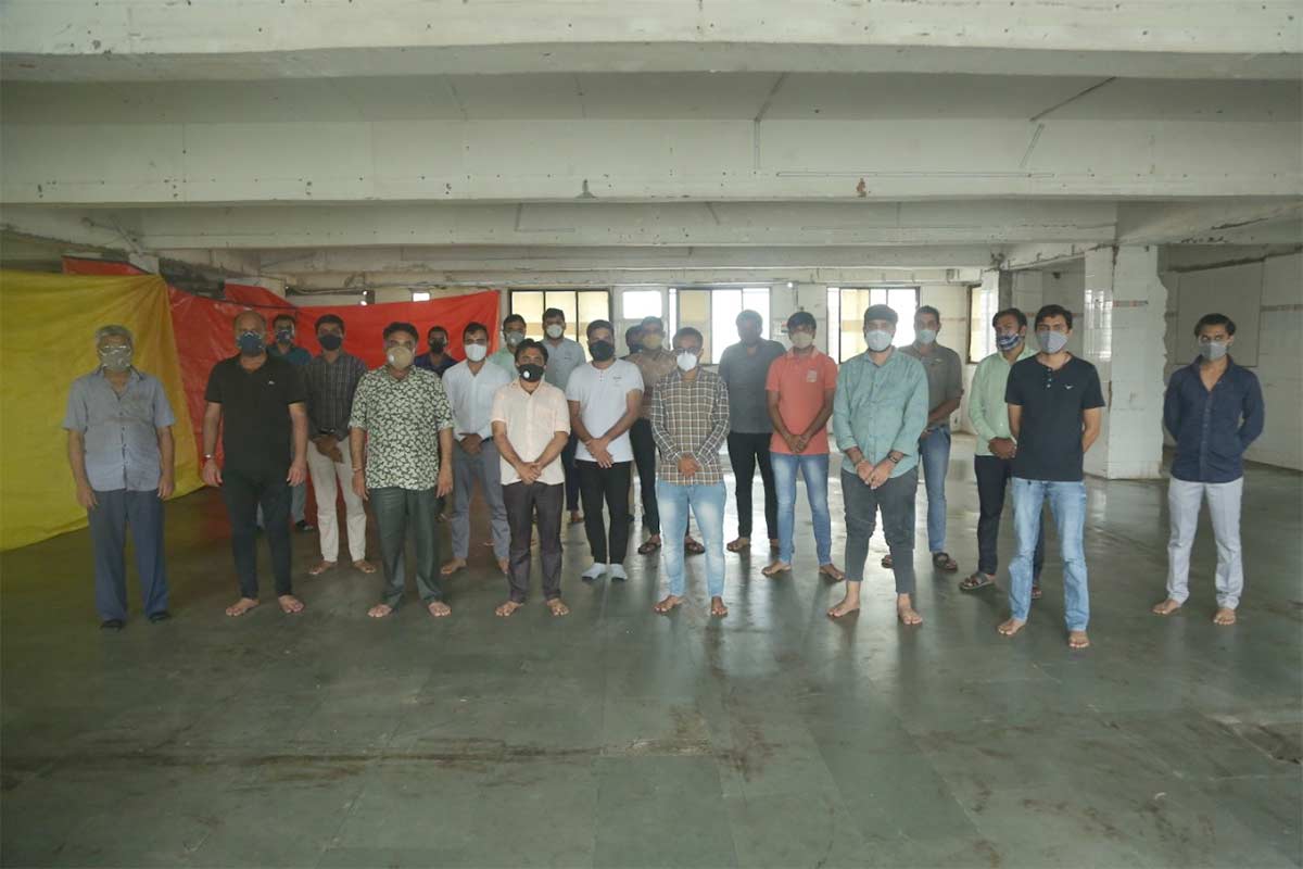 પ્લાઝમા ડોનેટ માટે એન્ટી બોડી ટેસ્ટ કરાવવો પડે તેવી વિગતોથી માહિતગાર જયેશભાઈએ ડોનેટ દરમિયાન પ્લાઝમા બેંકના ડૉ. અંકિતાબેન શાહને વાત કરી કે, અમારી કંપનીમાં 80થી વધુ રત્ન કલાકારોના એન્ટીબોડી ટેસ્ટ કરાવ્યા છે. પ્લાઝમા બેંકના ડો.અંકિતા શાહે જણાવ્યું કે, અમારી ટીમે યુનિક જેમ્સના ડિરેક્ટર દિલીપભાઈ કેવડિયાનો સંપર્ક સાધ્યો ત્યારે જાણવા મળ્યું કે, 80 રત્નકલાકારો પૈકીના 66થી વધુ રત્નકલાકારોના એન્ટી બોડી ડેવલપ થઈ ચૂકયા છે. પ્રથમ તબક્કે 66 રત્ન કલાકારોના એન્ટી-બોડી ટેસ્ટ કરાવીને તબક્કાવાર ૪૧ રત્ન કલાકારોના પ્લાઝમાં કલેકટ કર્યા છે, જયારે બાકી 25 રત્નકલાકારો આગામી સમયમાં પોતાના પ્લાઝમાનું દાન કરશે. પ્લાઝમા ડોનેટ માટે એન્ટી બોડી ટેસ્ટ કરાવવો પડે તેવી વિગતોથી માહિતગાર જયેશભાઈએ ડોનેટ દરમિયાન પ્લાઝમા બેંકના ડૉ. અંકિતાબેન શાહને વાત કરી કે, અમારી કંપનીમાં 80થી વધુ રત્ન કલાકારોના એન્ટીબોડી ટેસ્ટ કરાવ્યા છે. પ્લાઝમા બેંકના ડો.અંકિતા શાહે જણાવ્યું કે, અમારી ટીમે યુનિક જેમ્સના ડિરેક્ટર દિલીપભાઈ કેવડિયાનો સંપર્ક સાધ્યો ત્યારે જાણવા મળ્યું કે, 80 રત્નકલાકારો પૈકીના 66થી વધુ રત્નકલાકારોના એન્ટી બોડી ડેવલપ થઈ ચૂકયા છે. પ્રથમ તબક્કે 66 રત્ન કલાકારોના એન્ટી-બોડી ટેસ્ટ કરાવીને તબક્કાવાર ૪૧ રત્ન કલાકારોના પ્લાઝમાં કલેકટ કર્યા છે, જયારે બાકી 25 રત્નકલાકારો આગામી સમયમાં પોતાના પ્લાઝમાનું દાન કરશે.