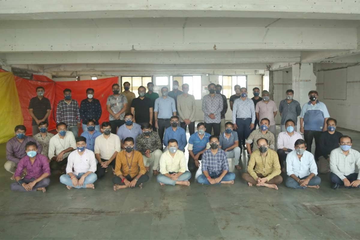 રકતદાન હોય કે અંગદાન હંમેશા પ્રથમ ક્રમે રહેલું સુરત હવે 514 વ્યક્તિઓએ પ્લાઝમાનું દાન કરીને ગુજરાતમાં પ્રથમક્રમે આગળ વધી રહ્યું છે. કોરોના સંક્રમિત દર્દીઓની વ્હારે આવીને પોતાનું પ્લાઝમા દાન કરવામાં સુરતીઓએ લહેરીલાલાનો આગવો મિજાજ બતાવ્યો છે. કતારગામની ‘યુનિક જેમ્સ’ ડાયમંડ કંપનીમાં કાર્યકર્તા જયેશભાઈ મોણપરાને નજીકના સંબંધીનો વિનંતી સાથે ફોન આવ્યો કે, પ્લાઝમાની તાતી જરૂરીયાત છે. જયેશભાઈએ તૈયારી બતાવીને સ્મીમેર હૉસ્પિટલમાં પ્લાઝમા ડોનેટ કર્યું. તેમનો તા.30 મી જૂનના રોજ કોરોના રિપોર્ટ પોઝિટિવ આવ્યો હતો. 15 દિવસ હોમ આઈસોલેટ રહીને કોરોને મ્હાત આપી હતી અને 28 દિવસ બાદ તેમણે પ્લાઝમા ડોનેટ કર્યું. રકતદાન હોય કે અંગદાન હંમેશા પ્રથમ ક્રમે રહેલું સુરત હવે 514 વ્યક્તિઓએ પ્લાઝમાનું દાન કરીને ગુજરાતમાં પ્રથમક્રમે આગળ વધી રહ્યું છે. કોરોના સંક્રમિત દર્દીઓની વ્હારે આવીને પોતાનું પ્લાઝમા દાન કરવામાં સુરતીઓએ લહેરીલાલાનો આગવો મિજાજ બતાવ્યો છે. કતારગામની ‘યુનિક જેમ્સ’ ડાયમંડ કંપનીમાં કાર્યકર્તા જયેશભાઈ મોણપરાને નજીકના સંબંધીનો વિનંતી સાથે ફોન આવ્યો કે, પ્લાઝમાની તાતી જરૂરીયાત છે. જયેશભાઈએ તૈયારી બતાવીને સ્મીમેર હૉસ્પિટલમાં પ્લાઝમા ડોનેટ કર્યું. તેમનો તા.30 મી જૂનના રોજ કોરોના રિપોર્ટ પોઝિટિવ આવ્યો હતો. 15 દિવસ હોમ આઈસોલેટ રહીને કોરોને મ્હાત આપી હતી અને 28 દિવસ બાદ તેમણે પ્લાઝમા ડોનેટ કર્યું.
