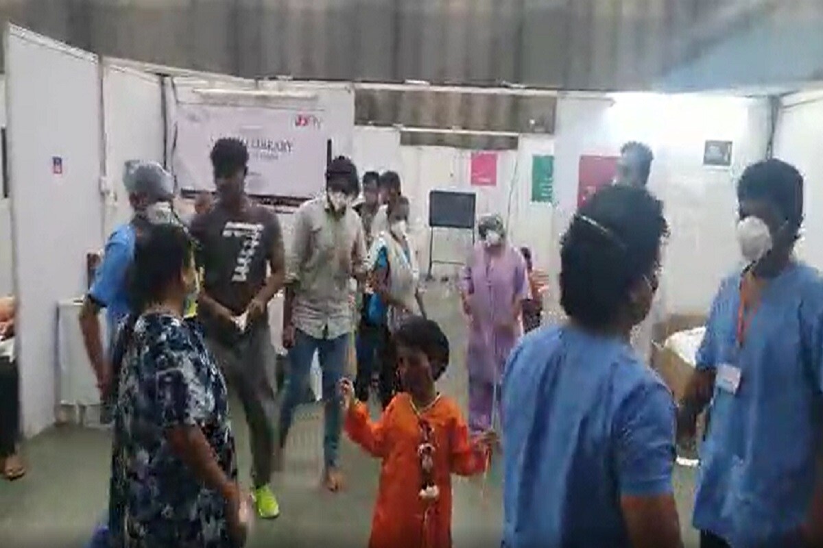 અટલ સંવેદના કોવિડ કેર સેન્ટરમાં પાંચ વર્ષથની વર્ષા સિંહાં નામની બાળકી સારવાર લઈ રહી છે. પરિવારથી એકલી રહીને સારવાર લઈ રહેલી આ બાળકી માટે કોવિડ કેર સેન્ટરનો સ્ટાફ અને આયોજકો જશોદા માતાની ભુમિકામાં આવીને તેની કાળજી લઈ રહ્યા છે. સુરત સહિત સમગ્ર દેશમાં જન્માષ્ટમીનો માહોલ છે ત્યારે આ કોવિડ કેર સેન્ટરમાં પણ જન્માષ્ટમી ઉજવવા માટે આયોજન કર્યું હતું. પાંચ વર્ષની આ બાળકીને કૃષ્ણ બનાવવામાં આવી હતી. અટલ સંવેદના કોવિડ કેર સેન્ટરમાં પાંચ વર્ષથની વર્ષા સિંહાં નામની બાળકી સારવાર લઈ રહી છે. પરિવારથી એકલી રહીને સારવાર લઈ રહેલી આ બાળકી માટે કોવિડ કેર સેન્ટરનો સ્ટાફ અને આયોજકો જશોદા માતાની ભુમિકામાં આવીને તેની કાળજી લઈ રહ્યા છે. સુરત સહિત સમગ્ર દેશમાં જન્માષ્ટમીનો માહોલ છે ત્યારે આ કોવિડ કેર સેન્ટરમાં પણ જન્માષ્ટમી ઉજવવા માટે આયોજન કર્યું હતું. પાંચ વર્ષની આ બાળકીને કૃષ્ણ બનાવવામાં આવી હતી.