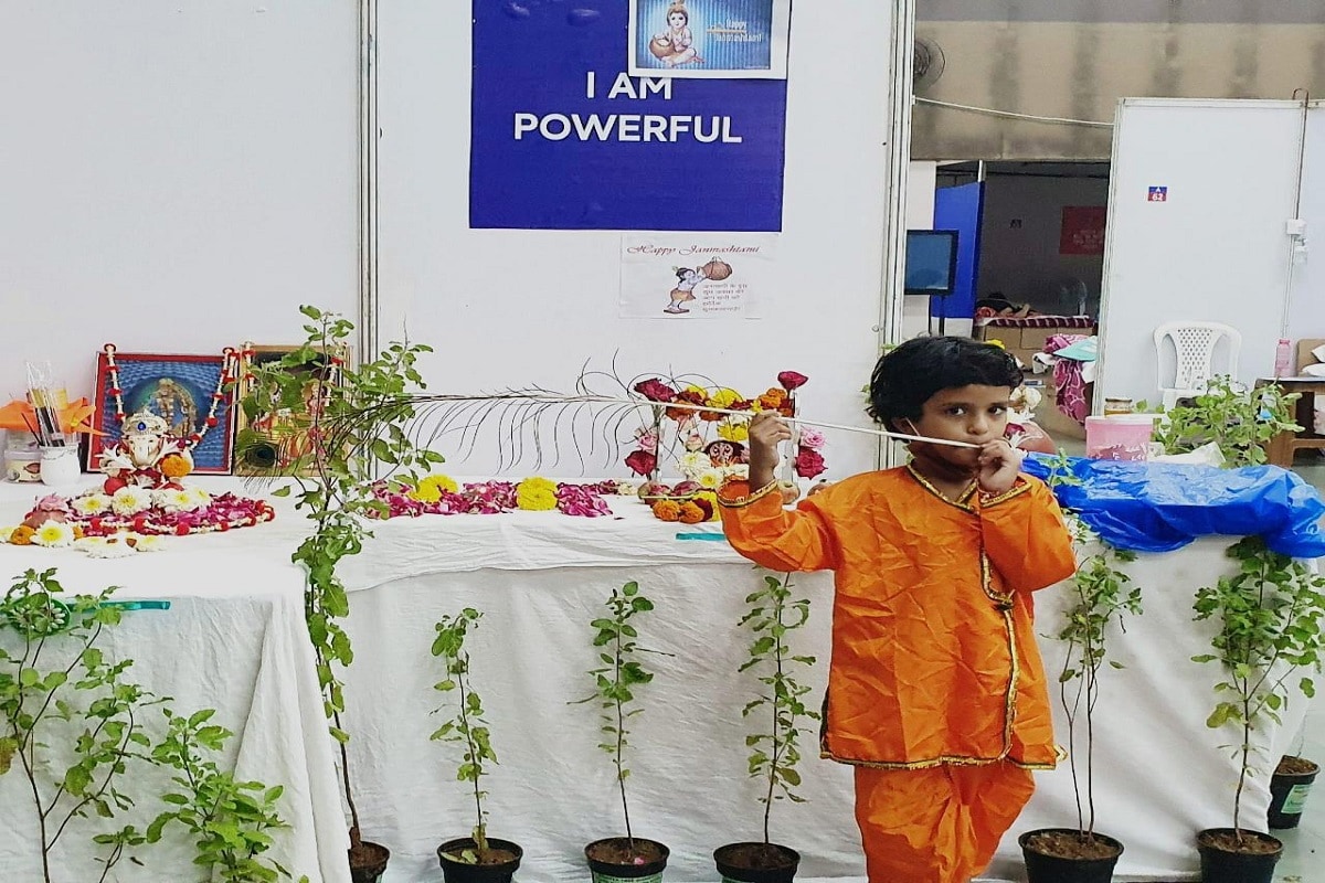 આ ઉપરાંત સેન્ટરમાં જ કૃષ્ણ મંદિર બનાવવા સાથે જ્ન્મોત્સવ માટેની તૈયારી પણ કરી હતી. કૃષ્ણ બનેલી વર્ષા સિંહા વચ્ચે ઉભી રહી હતી જ્યારે સ્ટાફ અને દર્દીઓ ગરબા રમ્યા હતા. જે દર્દીઓ રમી ન શકતાં હતા તેવા દર્દીઓ ખુરશી પર બેસીને જન્માષ્ટમીનો માહોલ માણ્યો હતો. આ ઉપરાંત કૃષ્ણ જન્મ ઉત્સવ ઉજવવા સાથે કૃષ્ણનું પારણું ઝુલાવવામા આવ્યું હતું અને પ્રસાદ પણ વહેંચવામા આવ્યો હતો. દર્દીઓ તથા સ્ટાફ મોઢે માસ્ક પહેરીને ભગવાન શ્રી કૃષ્ણની પુજા કરવા સાથે જન્મોત્સવની ઉજવણી કરી હતી. આ ઉપરાંત સેન્ટરમાં જ કૃષ્ણ મંદિર બનાવવા સાથે જ્ન્મોત્સવ માટેની તૈયારી પણ કરી હતી. કૃષ્ણ બનેલી વર્ષા સિંહા વચ્ચે ઉભી રહી હતી જ્યારે સ્ટાફ અને દર્દીઓ ગરબા રમ્યા હતા. જે દર્દીઓ રમી ન શકતાં હતા તેવા દર્દીઓ ખુરશી પર બેસીને જન્માષ્ટમીનો માહોલ માણ્યો હતો. આ ઉપરાંત કૃષ્ણ જન્મ ઉત્સવ ઉજવવા સાથે કૃષ્ણનું પારણું ઝુલાવવામા આવ્યું હતું અને પ્રસાદ પણ વહેંચવામા આવ્યો હતો. દર્દીઓ તથા સ્ટાફ મોઢે માસ્ક પહેરીને ભગવાન શ્રી કૃષ્ણની પુજા કરવા સાથે જન્મોત્સવની ઉજવણી કરી હતી.