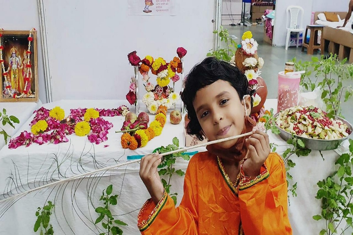 કોવિડ કેર સેન્ટરમાં સૌથી નાની બાળકી ગભરાઈ ન જાય તેની કાળજી સ્ટાફ લઈ રહ્યો છે. આટલું જ નહીં પરંતુ તેના માટે કોવિડ કેર સેન્ટરમાં ફરજ બજાવતી નર્સ અને મહિલા સ્ટાફ માતા જશોદાની ભુમિકામાં આવી ગયો છે. વર્ષોની નાનામાં નાની જરૂરિયાત માટે સ્ટાફ દ્વારા ખાસ કાળજી રાખવામાં આવે છે. કૃષ્ણ જન્મોત્સવની ઉજવણી માટે વર્ષોને સ્ટાફ દ્વારા સમજાવાવમાં આવી હતી ત્યાર બાદ તેને કૃષ્ણના ડ્રેસમાં તૈયાર કરવામાં આવી હતી. કોરોનાના કારણે મુંઝાતી વર્ષો કૃષ્ણ જન્માષ્ટમીનો માહોલ જોઈને આનંદિત થઈ અને દર્દી તથા સ્ટાફ સાથે ગરબે ઘુમી હતી. કોવિડ કેર સેન્ટરમાં સૌથી નાની બાળકી ગભરાઈ ન જાય તેની કાળજી સ્ટાફ લઈ રહ્યો છે. આટલું જ નહીં પરંતુ તેના માટે કોવિડ કેર સેન્ટરમાં ફરજ બજાવતી નર્સ અને મહિલા સ્ટાફ માતા જશોદાની ભુમિકામાં આવી ગયો છે. વર્ષોની નાનામાં નાની જરૂરિયાત માટે સ્ટાફ દ્વારા ખાસ કાળજી રાખવામાં આવે છે. કૃષ્ણ જન્મોત્સવની ઉજવણી માટે વર્ષોને સ્ટાફ દ્વારા સમજાવાવમાં આવી હતી ત્યાર બાદ તેને કૃષ્ણના ડ્રેસમાં તૈયાર કરવામાં આવી હતી. કોરોનાના કારણે મુંઝાતી વર્ષો કૃષ્ણ જન્માષ્ટમીનો માહોલ જોઈને આનંદિત થઈ અને દર્દી તથા સ્ટાફ સાથે ગરબે ઘુમી હતી.