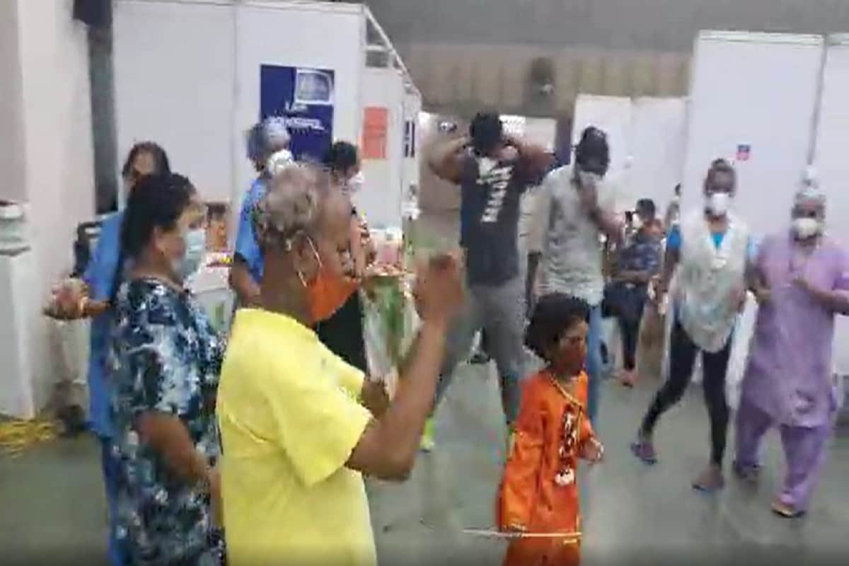 કિર્તેશ પટેલ, સુરત : સમગ્ર વિશ્વમાં કોરોના વાઈરસના કારણે નેગેટિવ માહોલ થઈ ગયો છે. તેવામાં કોરોના પોઝીટીવ દર્દીઓમાં હકારાત્મક માહોલ આવે તે માટે સુરતના એક કોવિડ આઈસોલેશન વોર્ડમાં કૃષ્ણ જન્માષ્ટમીની ઉજવણી કરવામાં આવી હતી. પાંચ વર્ષની દિકરી કૃષ્ણ બની હતી જ્યારે અન્ય દર્દીઓ અને સ્ટાફ કૃષ્ણમય બનીને કાના સાથે ગરબા રમ્યા હતા. કોવિડ કેર સેન્ટરમાં આવા હકારાત્મક માહોલના કારણે દર્દીઓની માનસિક સ્થિતિમાં સુધારો આવી રહ્યો છે. કિર્તેશ પટેલ, સુરત : સમગ્ર વિશ્વમાં કોરોના વાઈરસના કારણે નેગેટિવ માહોલ થઈ ગયો છે. તેવામાં કોરોના પોઝીટીવ દર્દીઓમાં હકારાત્મક માહોલ આવે તે માટે સુરતના એક કોવિડ આઈસોલેશન વોર્ડમાં કૃષ્ણ જન્માષ્ટમીની ઉજવણી કરવામાં આવી હતી. પાંચ વર્ષની દિકરી કૃષ્ણ બની હતી જ્યારે અન્ય દર્દીઓ અને સ્ટાફ કૃષ્ણમય બનીને કાના સાથે ગરબા રમ્યા હતા. કોવિડ કેર સેન્ટરમાં આવા હકારાત્મક માહોલના કારણે દર્દીઓની માનસિક સ્થિતિમાં સુધારો આવી રહ્યો છે.