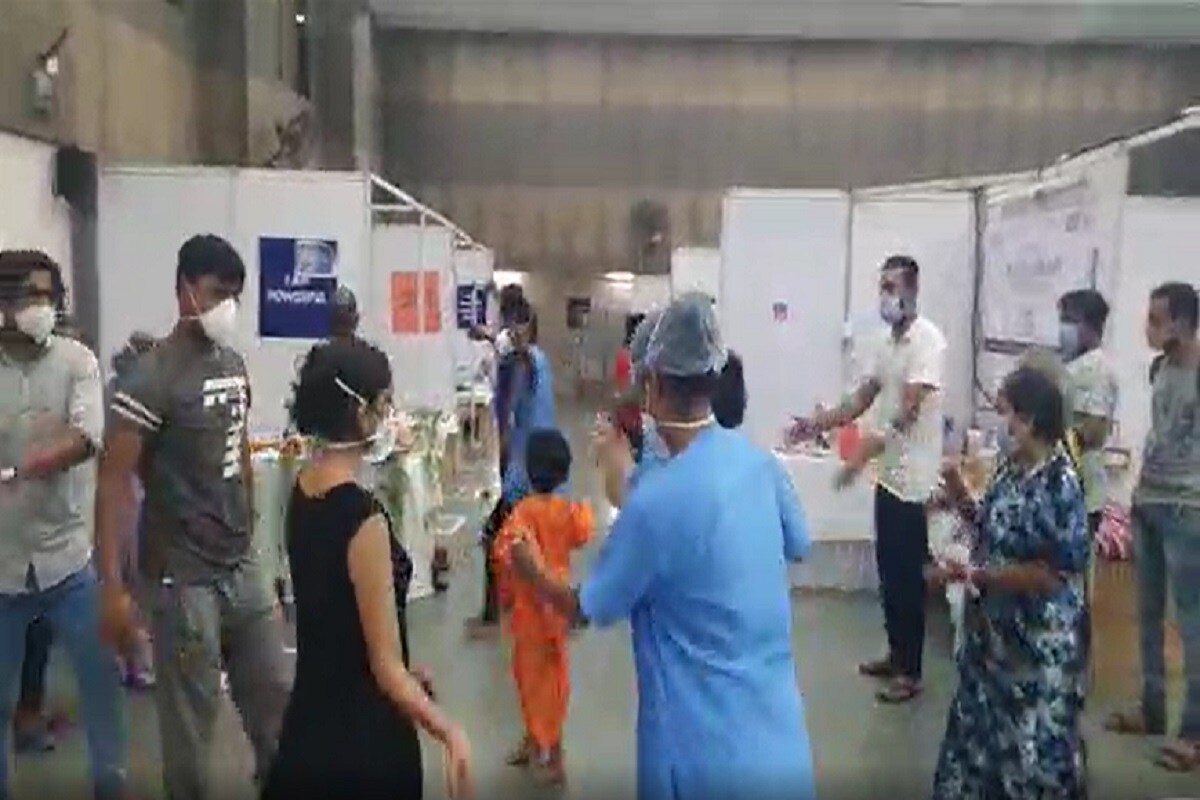 અટલ કોવિડ કેર સેન્ટરના હર્ષ સંઘવીએ જણાવ્યું હતું, કોરોનાગ્રસ્ત દર્દીઓ પરિવારથી દુર હોય અને સતત ભયમાં રહેતાં હોય તેમના માટે સલામત રીતે હળવું વાતાવરણ ઉભુ કરવાનો પ્રયાસ કરવૈમાં આવ્યો છે. આવા પ્રકારની પ્રવૃત્તિથી દર્દીના આત્મવિશ્વાસમા વધારો થાય છે અને તેઓ વહેલા કોરોના મુક્ત થઈને ઘર જઈ રહ્યાં છે. અલથાણ કોવિડ કેર સેન્ટરમાં પાંચ વર્ષની બાળકી વર્ષા સિંહા કોરોનાગ્રસ્ત બનીને સારવાર લઈ રહી છે. બાળકી કોરોનાગ્રસ્ત હોવાથી તે પરિવારથી એકલી અહી સારવાર માટે દાખલ કરવામાં આવી છે. અટલ કોવિડ કેર સેન્ટરના હર્ષ સંઘવીએ જણાવ્યું હતું, કોરોનાગ્રસ્ત દર્દીઓ પરિવારથી દુર હોય અને સતત ભયમાં રહેતાં હોય તેમના માટે સલામત રીતે હળવું વાતાવરણ ઉભુ કરવાનો પ્રયાસ કરવૈમાં આવ્યો છે. આવા પ્રકારની પ્રવૃત્તિથી દર્દીના આત્મવિશ્વાસમા વધારો થાય છે અને તેઓ વહેલા કોરોના મુક્ત થઈને ઘર જઈ રહ્યાં છે. અલથાણ કોવિડ કેર સેન્ટરમાં પાંચ વર્ષની બાળકી વર્ષા સિંહા કોરોનાગ્રસ્ત બનીને સારવાર લઈ રહી છે. બાળકી કોરોનાગ્રસ્ત હોવાથી તે પરિવારથી એકલી અહી સારવાર માટે દાખલ કરવામાં આવી છે.