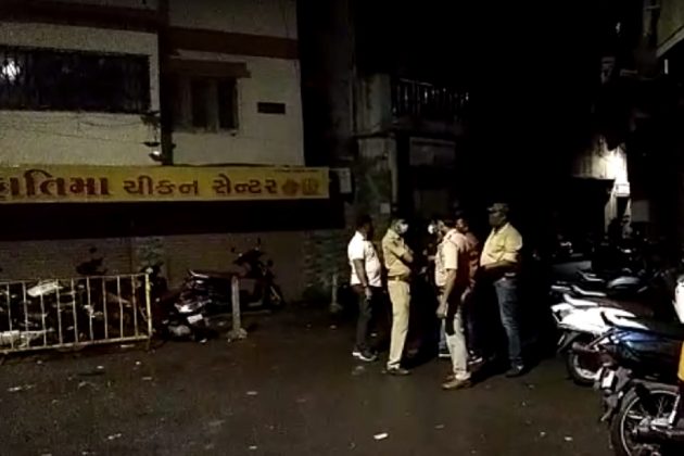 સુરતમાં નશાનો કારોબાર ફૂલ જોરમાં ચાલી રહ્યો છે ત્યારે આ નશાના આ વેપારમાં જોડાયેલી બે ગેંગે ધંધાકિય હરીફાઈ ને લઇને આમનેસામને થઈ જતી હોય છે. ત્યારે લાલગેટ પોલીસના હદ વિસ્તારમાં ડ્રગ્સ વ્યસાય સાથે જોડાયેલ મીંડી ગેંગ અને તેની સામેની ગેંગના પંટરો છાસવારે આમને-સામને આવી જઈ બબાલ કરતા હોય છે, ત્યારે ગતરોજ રાત્રે આ બંને ગેંગના ટપોરીઓથી સંગાર વિસ્તારના લોકો હેરાન થઈ ગયા છે. સુરતમાં નશાનો કારોબાર ફૂલ જોરમાં ચાલી રહ્યો છે ત્યારે આ નશાના આ વેપારમાં જોડાયેલી બે ગેંગે ધંધાકિય હરીફાઈ ને લઇને આમનેસામને થઈ જતી હોય છે. ત્યારે લાલગેટ પોલીસના હદ વિસ્તારમાં ડ્રગ્સ વ્યસાય સાથે જોડાયેલ મીંડી ગેંગ અને તેની સામેની ગેંગના પંટરો છાસવારે આમને-સામને આવી જઈ બબાલ કરતા હોય છે, ત્યારે ગતરોજ રાત્રે આ બંને ગેંગના ટપોરીઓથી સંગાર વિસ્તારના લોકો હેરાન થઈ ગયા છે.