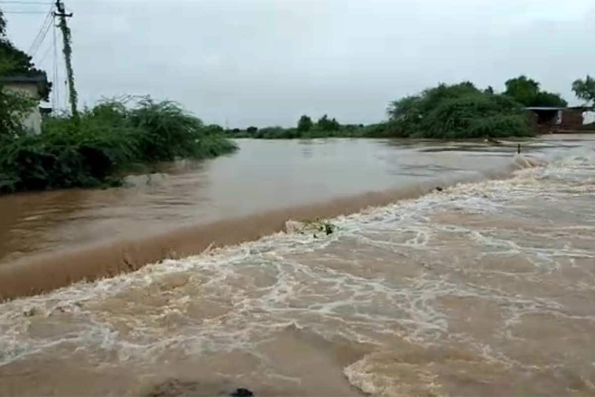 અમદાવાદ : ગુજરાત પર મેઘરાજા (Gujarat Rain) મહેરબાન થયા છે. છેલ્લા 24 કલાકની વાત કરવામાં આવે તો રાજ્યના 141 તાલુકામાં એક ઇંચ કરતા વધારે વરસાદ નોંધાયો છે. જેમાં સૌથી વધારે વરસાદ આણંદ તાલુકામાં 12.8 ઇંચ નોંધાયો છે. સુરતના ઉમરપાડમાં 12 ઇંચ વરસાદ નોંધાયો છે. સુરેન્દ્રનગર (Surendranagar)ના લખતરમાં 10 ઇંચ અને ખેડાના નડિયાદ (Nadiad)માં 10 ઇંચ વરસાદ નોંધાયો છે. બીજી તરફ હવામાન વિભાગ તરફી આગામી ચાર દિવસ સુધી રાજ્યમાં ભારે વરસાદની આગાહી આપવામાં આવી છે. રાજ્યમાં એક સાથે ત્રણ સિસ્ટમ સક્રિય થઈ છે. જેના પરિણામે ભારે વરસાદ પડશે. લૉ પ્રેશર (Low Pressure) અને બે સાઇક્લોનિક સર્ક્યુલેશન સિસ્ટમ (Cyclonic Circulation System) એક સાથે સક્રિય થતાં રાજ્યના અનેક વિસ્તારોમાં ભારે વરસાદ (Heavy Rain forecast in Gujarat)પડશે. ભારે વરસાદની આગાહી વચ્ચે રાજ્યમાં એનડીઆરએફની ટીમોને સ્ટેન્ડબાય રાખવામાં આવી છે. અમદાવાદ : ગુજરાત પર મેઘરાજા (Gujarat Rain) મહેરબાન થયા છે. છેલ્લા 24 કલાકની વાત કરવામાં આવે તો રાજ્યના 141 તાલુકામાં એક ઇંચ કરતા વધારે વરસાદ નોંધાયો છે. જેમાં સૌથી વધારે વરસાદ આણંદ તાલુકામાં 12.8 ઇંચ નોંધાયો છે. સુરતના ઉમરપાડમાં 12 ઇંચ વરસાદ નોંધાયો છે. સુરેન્દ્રનગર (Surendranagar)ના લખતરમાં 10 ઇંચ અને ખેડાના નડિયાદ (Nadiad)માં 10 ઇંચ વરસાદ નોંધાયો છે. બીજી તરફ હવામાન વિભાગ તરફી આગામી ચાર દિવસ સુધી રાજ્યમાં ભારે વરસાદની આગાહી આપવામાં આવી છે. રાજ્યમાં એક સાથે ત્રણ સિસ્ટમ સક્રિય થઈ છે. જેના પરિણામે ભારે વરસાદ પડશે. લૉ પ્રેશર (Low Pressure) અને બે સાઇક્લોનિક સર્ક્યુલેશન સિસ્ટમ (Cyclonic Circulation System) એક સાથે સક્રિય થતાં રાજ્યના અનેક વિસ્તારોમાં ભારે વરસાદ (Heavy Rain forecast in Gujarat)પડશે. ભારે વરસાદની આગાહી વચ્ચે રાજ્યમાં એનડીઆરએફની ટીમોને સ્ટેન્ડબાય રાખવામાં આવી છે.