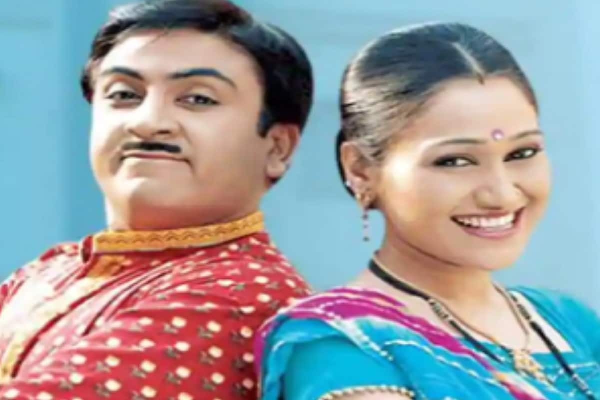 ટીવી સીરિયલ તારક મેહતા કા ઉલ્ટા કા ચશ્મા લોકડાઉન બાદ ફરી શરૂ થવાનું છે. નવાં એપિસોડ્સ જોઇ ફોન્સ ખુશ છે. આ શો TRPમાં તો ટોપ પર ચાલી જ રહ્યો છે આ ઉપરાંત સોશિયલ મીડિયા પર સતત ટ્રેન્ડ કરી રહ્યો છે. હવે સમાચાર છે કે શોને વધુ મજેદાર બનાવવાં શોનાં સ્પેશલ એપીસોડમાં દિશા વાકાણી પણ નજર આવી શકે છે. ટીવી સીરિયલ તારક મેહતા કા ઉલ્ટા કા ચશ્મા લોકડાઉન બાદ ફરી શરૂ થવાનું છે. નવાં એપિસોડ્સ જોઇ ફોન્સ ખુશ છે. આ શો TRPમાં તો ટોપ પર ચાલી જ રહ્યો છે આ ઉપરાંત સોશિયલ મીડિયા પર સતત ટ્રેન્ડ કરી રહ્યો છે. હવે સમાચાર છે કે શોને વધુ મજેદાર બનાવવાં શોનાં સ્પેશલ એપીસોડમાં દિશા વાકાણી પણ નજર આવી શકે છે.