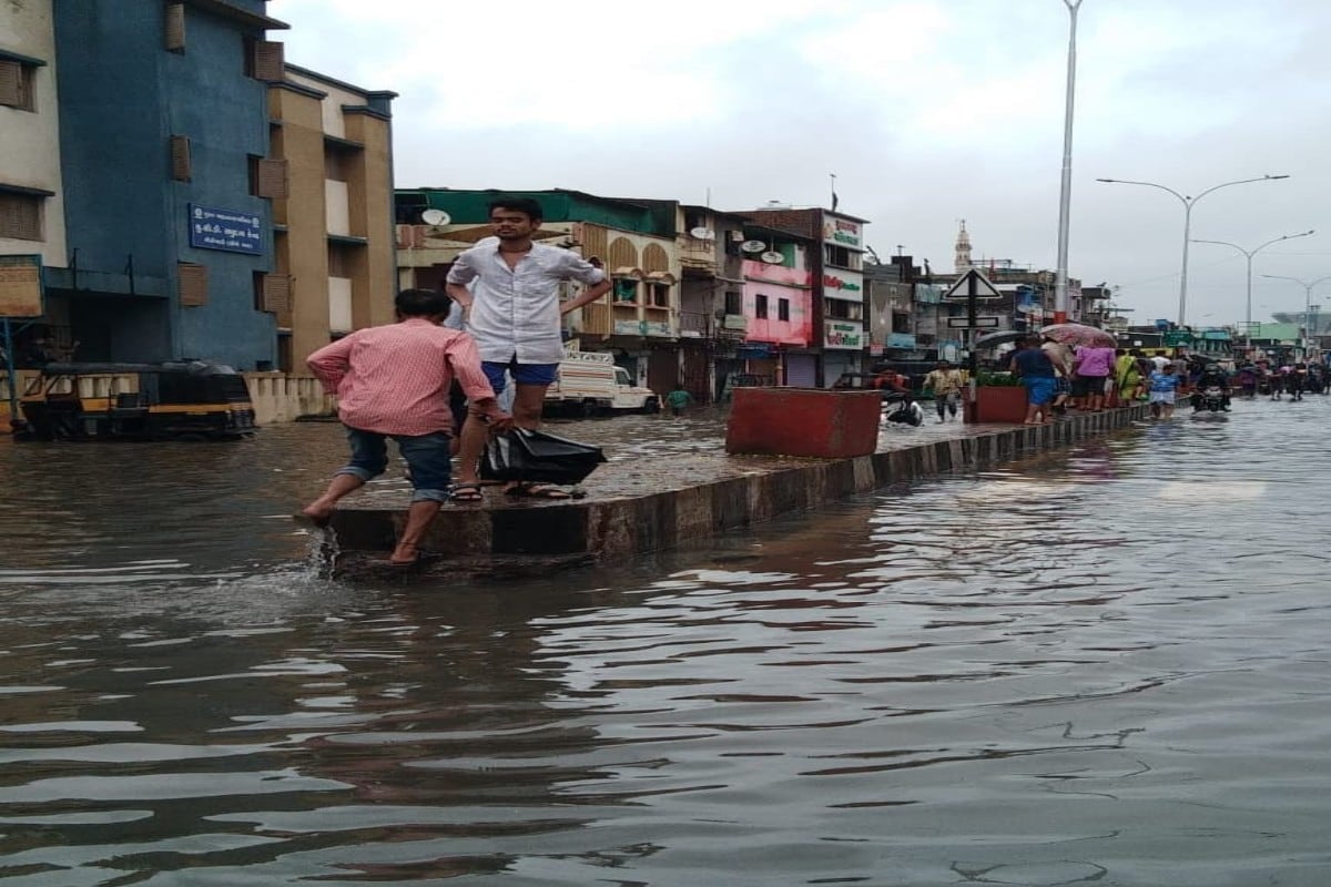 વડોદરાની જીવાદોરી સમાન આજવા (ajwa sarovar vadodara) સરોવર હાલમાં 211.50 ફૂટની સપાટીએ છે. 15 ઑગષ્ટ પહેલાના રૂલ લેવલના નિમયના કારણે આજવાને એક હદથી વધુ ભરી શકાય તેમ ન હોવાથી ચોક્કસ લેવલ પર રાખવામાં આવે છે, ત્યારે આજવા સરોવરમાં ઉપરવાસમાંથી સતત પાણીની આવક યથાતવત છે. વડોદરાની જીવાદોરી સમાન આજવા (ajwa sarovar vadodara) સરોવર હાલમાં 211.50 ફૂટની સપાટીએ છે. 15 ઑગષ્ટ પહેલાના રૂલ લેવલના નિમયના કારણે આજવાને એક હદથી વધુ ભરી શકાય તેમ ન હોવાથી ચોક્કસ લેવલ પર રાખવામાં આવે છે, ત્યારે આજવા સરોવરમાં ઉપરવાસમાંથી સતત પાણીની આવક યથાતવત છે.
