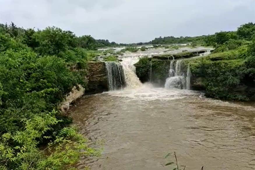 આ ઉપરાંત ગોંડલીમાં 5.64, વાછપરીમાં 4, છાપરવાડી- 2માં 7.22, છાપરવાડી- 1માં 3.60, ફાડદંગબેટી 1.64, લાલપરીમાં 0.20, કરમાળ 3, કરણુકી 1, આજી 3 માં 1 અને સુરવોમાં 1.30 ફૂટની સપાટીમક વધારો થયો છે. આજી 3 ડેમમાં બે દરવાજા ખોલવામાં આવતા હેઠવાસના ગામોને એલર્ટ કરવામાં આવ્યા હતા. મોરબી જિલ્લામાં પણ સારા વરસાદથી ડેમોમાં પાણીની સારી આવક થઈ છે મચ્છુ 1માં 1.38, ડેમી 2માં 1, મચ્છુ 3માં 0.69, વિજરખીમાં 1, આજી 4 માં 1, કંકાવટીમાં 1, નિમભણીમાં બે ફૂટ પાણીની આવક થઇ છે રાજકોટ જિલ્લાના 25 જળાશયમાં કુલ સંગ્રહશક્તિ ના 67 ટકા પાણીનો જથ્થો આવ્યો છે. આ ઉપરાંત ગોંડલીમાં 5.64, વાછપરીમાં 4, છાપરવાડી- 2માં 7.22, છાપરવાડી- 1માં 3.60, ફાડદંગબેટી 1.64, લાલપરીમાં 0.20, કરમાળ 3, કરણુકી 1, આજી 3 માં 1 અને સુરવોમાં 1.30 ફૂટની સપાટીમક વધારો થયો છે. આજી 3 ડેમમાં બે દરવાજા ખોલવામાં આવતા હેઠવાસના ગામોને એલર્ટ કરવામાં આવ્યા હતા. મોરબી જિલ્લામાં પણ સારા વરસાદથી ડેમોમાં પાણીની સારી આવક થઈ છે મચ્છુ 1માં 1.38, ડેમી 2માં 1, મચ્છુ 3માં 0.69, વિજરખીમાં 1, આજી 4 માં 1, કંકાવટીમાં 1, નિમભણીમાં બે ફૂટ પાણીની આવક થઇ છે રાજકોટ જિલ્લાના 25 જળાશયમાં કુલ સંગ્રહશક્તિ ના 67 ટકા પાણીનો જથ્થો આવ્યો છે.