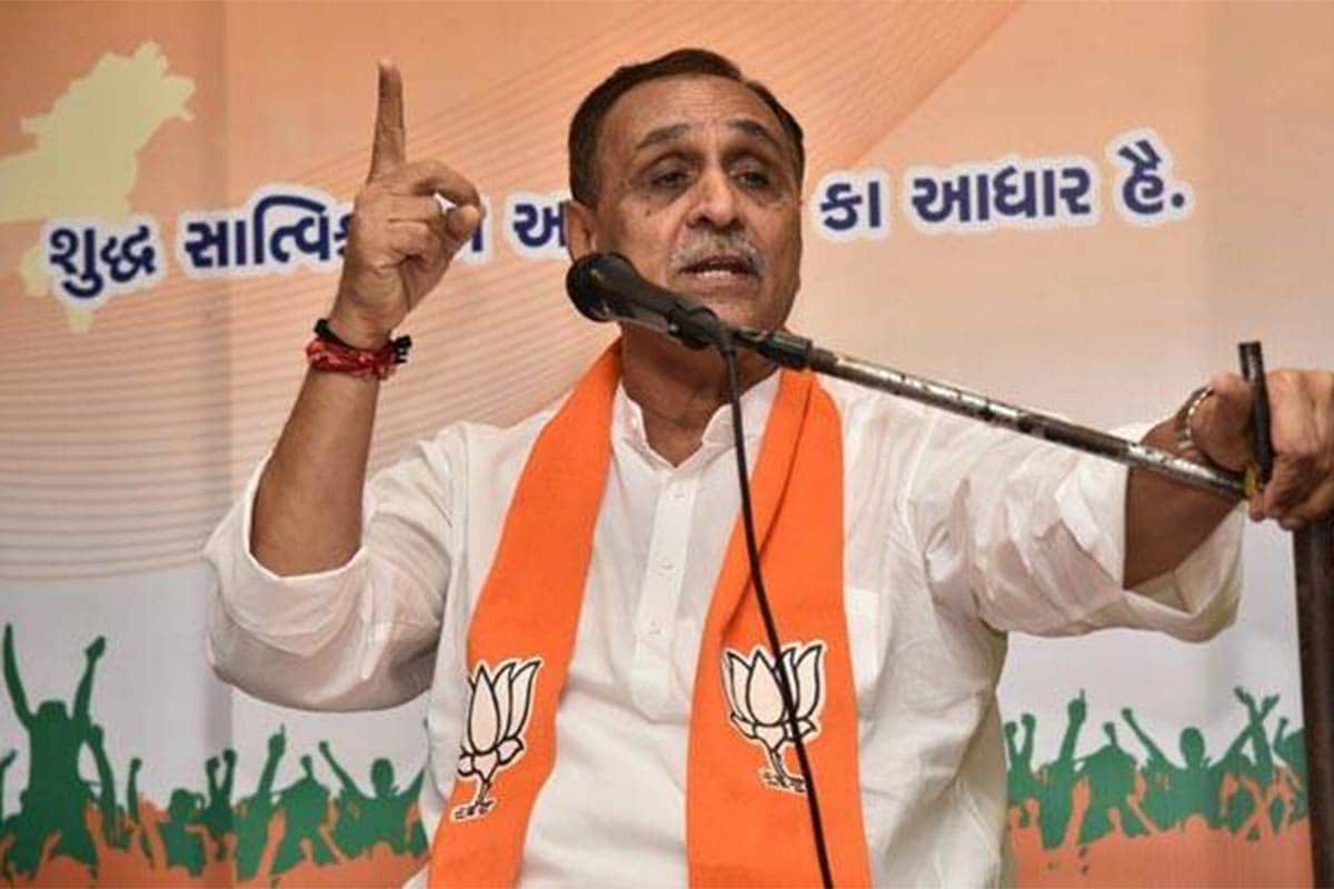 ગીતા મહેતા, ગાંધીનગર : ગુજરાતના મુખ્યમંત્રી વિજય રૂપાણી (CM Vijay Rupani)એ શાસનના 1,460 દિવસ પૂરા કર્યા છે. એટલે કે 7મી ઓગષ્ટ, 2016ના દિવસે મુખ્યમંત્રી પદે નિયુક્ત થયેલા રૂપાણીએ ચાર વર્ષ પૂર્ણ (Vijay Rupani Government completed Four Year) કર્યાં છે. રૂપાણીને પાર્ટીના અંદરના નેતાઓએ ઘેરવાનો પ્રયાસ કર્યો છે પરંતુ તેઓ ચૂપચાપ તેમનું શાસન કરી રહ્યાં છે. દર છ મહિને એટલે કે અત્યાર સુધીમાં આઠ વખત તેમને બદલવાની અટકળો તેજ બની હતી પરંતુ તેઓ યથાવત છે. ગીતા મહેતા, ગાંધીનગર : ગુજરાતના મુખ્યમંત્રી વિજય રૂપાણી (CM Vijay Rupani)એ શાસનના 1,460 દિવસ પૂરા કર્યા છે. એટલે કે 7મી ઓગષ્ટ, 2016ના દિવસે મુખ્યમંત્રી પદે નિયુક્ત થયેલા રૂપાણીએ ચાર વર્ષ પૂર્ણ (Vijay Rupani Government completed Four Year) કર્યાં છે. રૂપાણીને પાર્ટીના અંદરના નેતાઓએ ઘેરવાનો પ્રયાસ કર્યો છે પરંતુ તેઓ ચૂપચાપ તેમનું શાસન કરી રહ્યાં છે. દર છ મહિને એટલે કે અત્યાર સુધીમાં આઠ વખત તેમને બદલવાની અટકળો તેજ બની હતી પરંતુ તેઓ યથાવત છે.