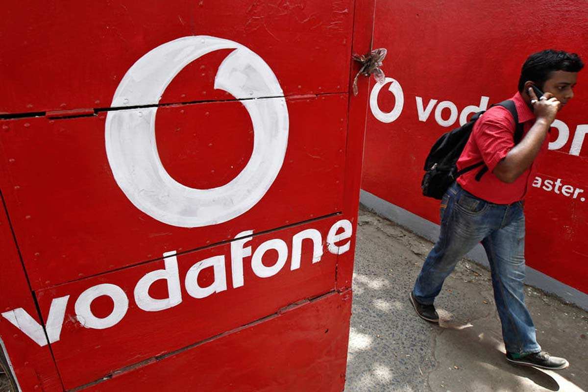 Vodafoneનો 199 રૂપિયાનો રિચાર્જ પ્લાન-જિયો અને એરટેલ ઉપરાંત વોડાફોનના 199 રૂપિયાના આ પ્લાનમાં રોજનો 1 GB ડેટા મળી રહ્યો છે. સાથોસાથ કોઈ પણ નેટવર્ક પર કોલિંગ માટે અનલિમિટેડ મિનિટ્સ આપવામાં આવી રહી છે. બીજી તરફ, લોકલ, એસટીડી અને રોમિંગ કોલ્સ બિલકુલ ફ્રી છે. Vodafoneનો 199 રૂપિયાનો રિચાર્જ પ્લાન-જિયો અને એરટેલ ઉપરાંત વોડાફોનના 199 રૂપિયાના આ પ્લાનમાં રોજનો 1 GB ડેટા મળી રહ્યો છે. સાથોસાથ કોઈ પણ નેટવર્ક પર કોલિંગ માટે અનલિમિટેડ મિનિટ્સ આપવામાં આવી રહી છે. બીજી તરફ, લોકલ, એસટીડી અને રોમિંગ કોલ્સ બિલકુલ ફ્રી છે.